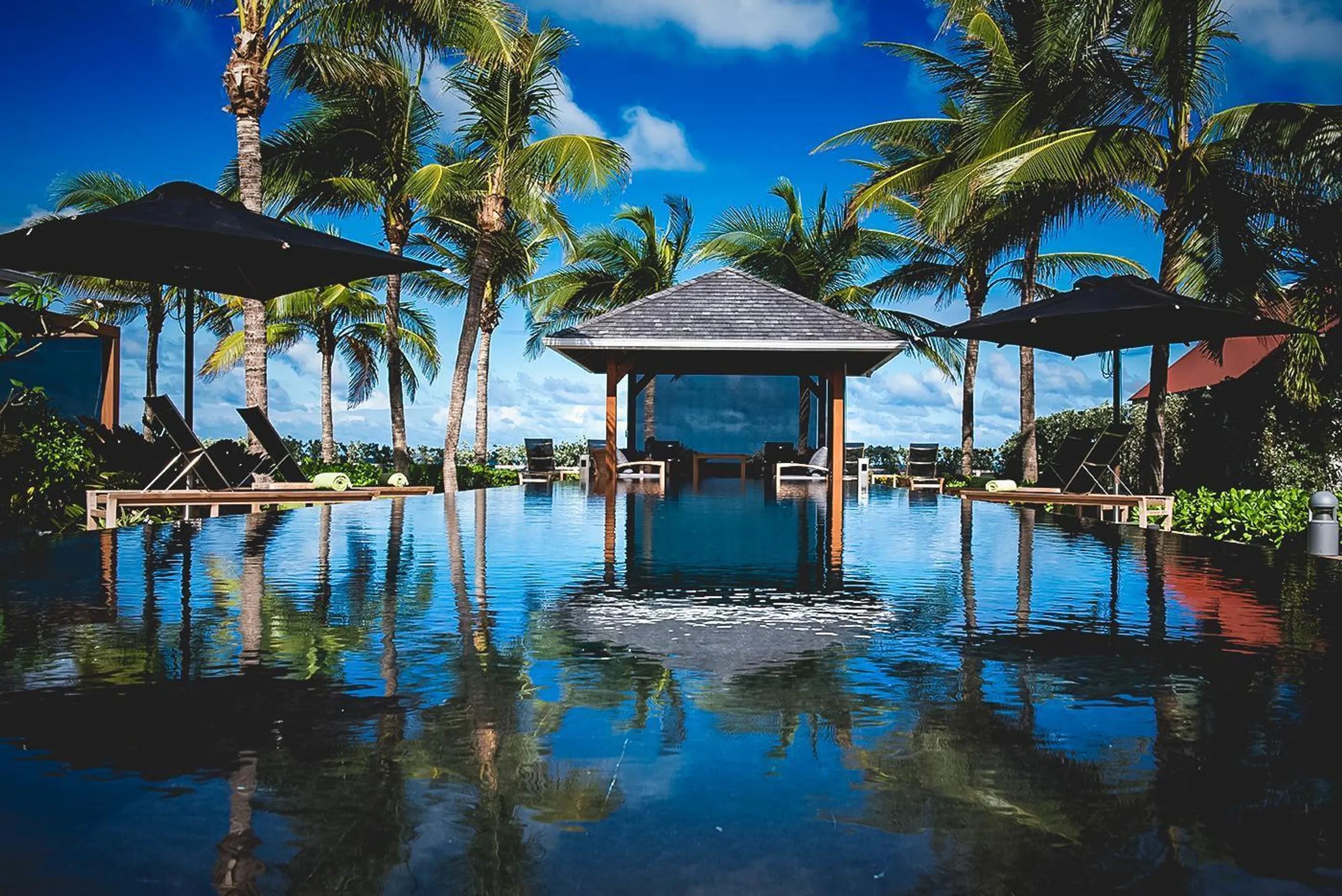 Elegant Paradise Villa with Infinity Pool and Majestic Ocean Views — photograph 3