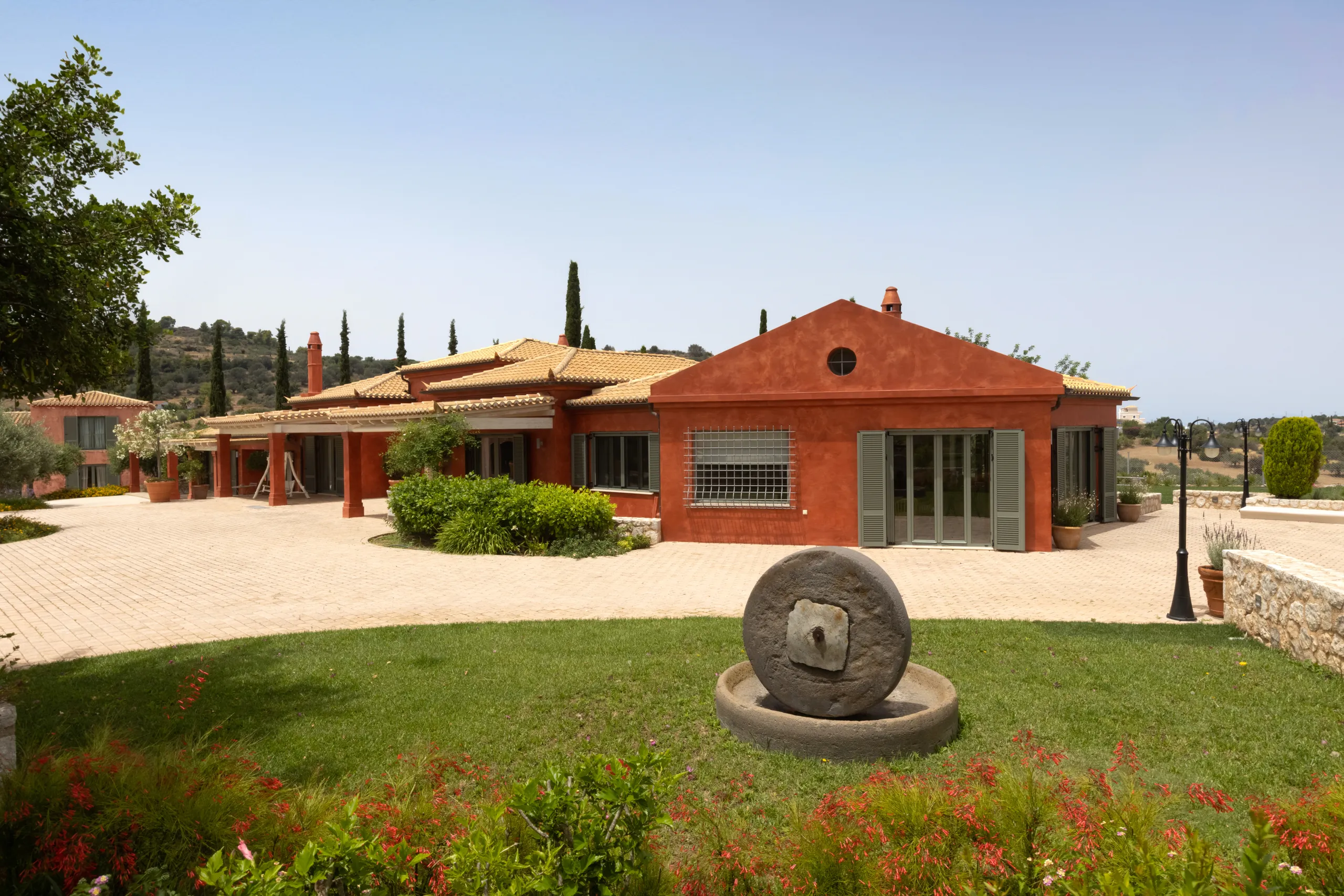 Statuesque Modern Villa with Private Pool and Wonderful 360° Views — photograph 2