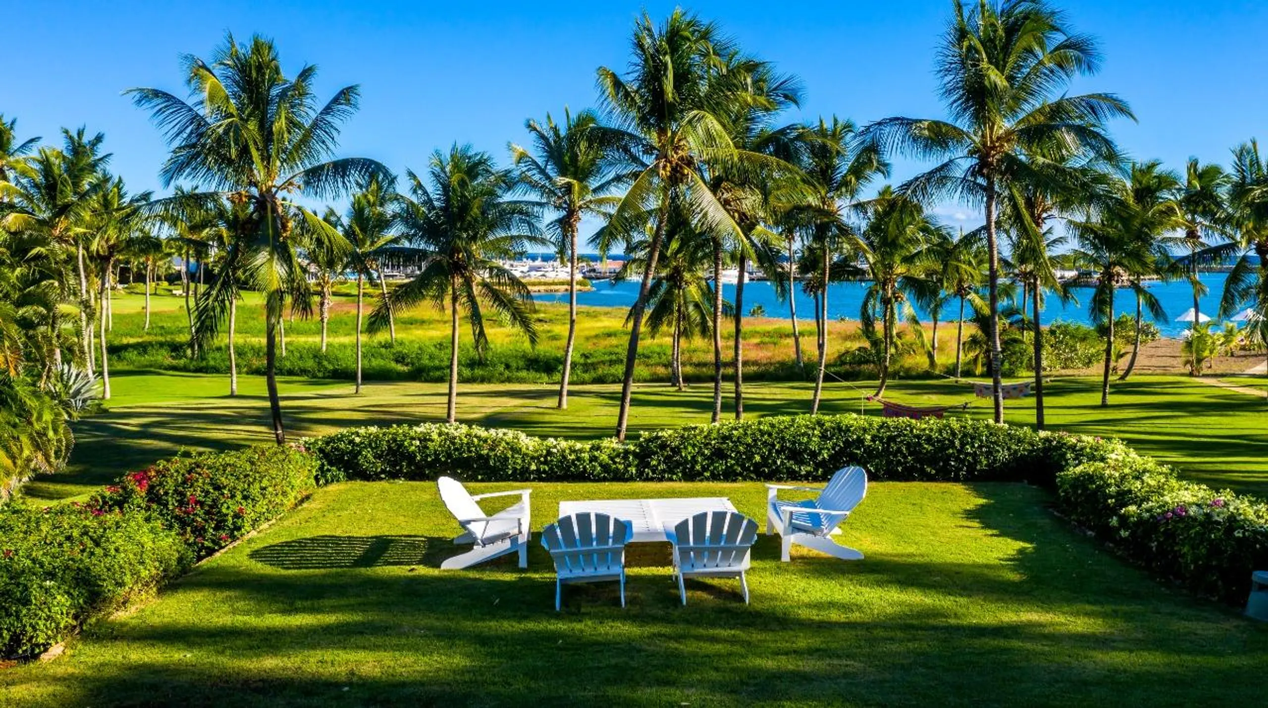 Spectacular Villa with Private Pool, Garden and Unobstructed Ocean Views — photograph 4