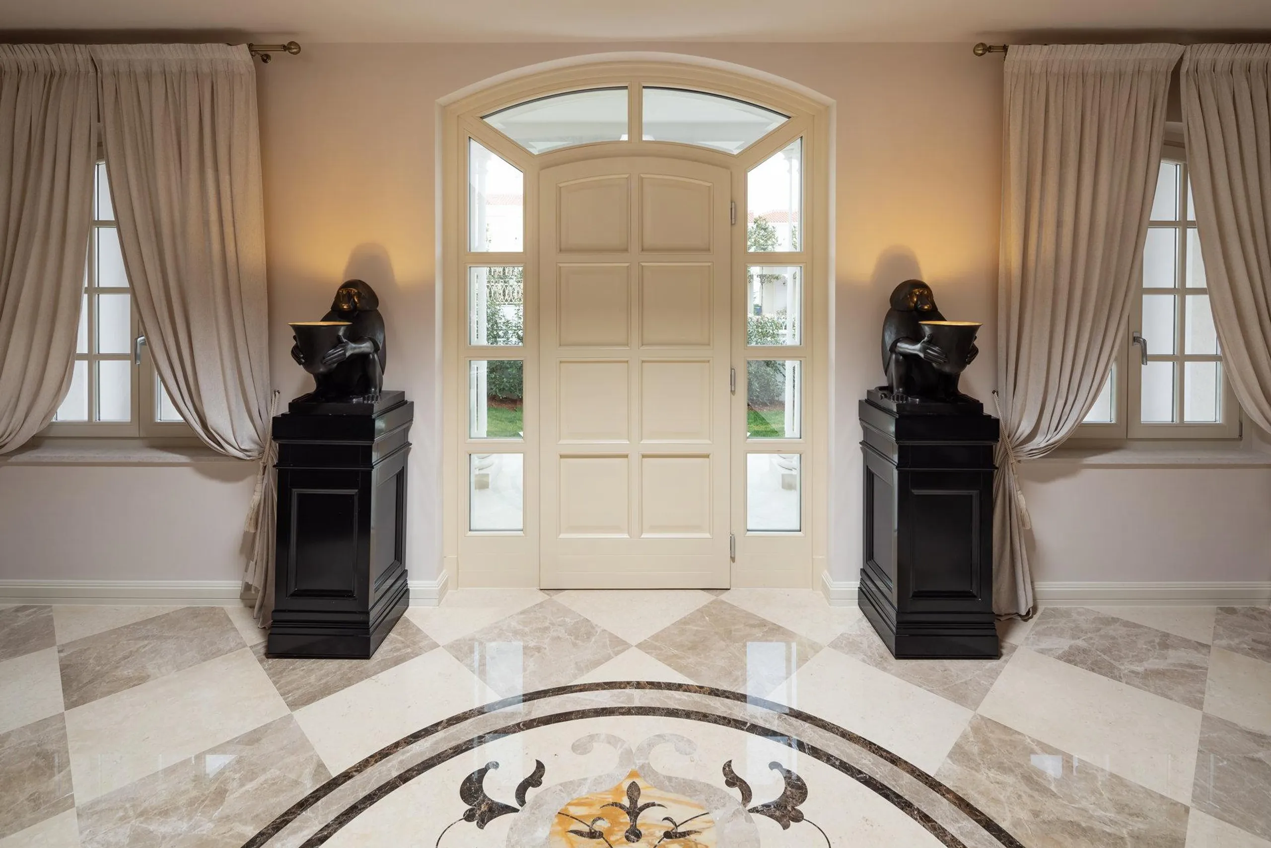 Palatial Gleaming White Villa with Private Pool a Scenic Views — photograph 7