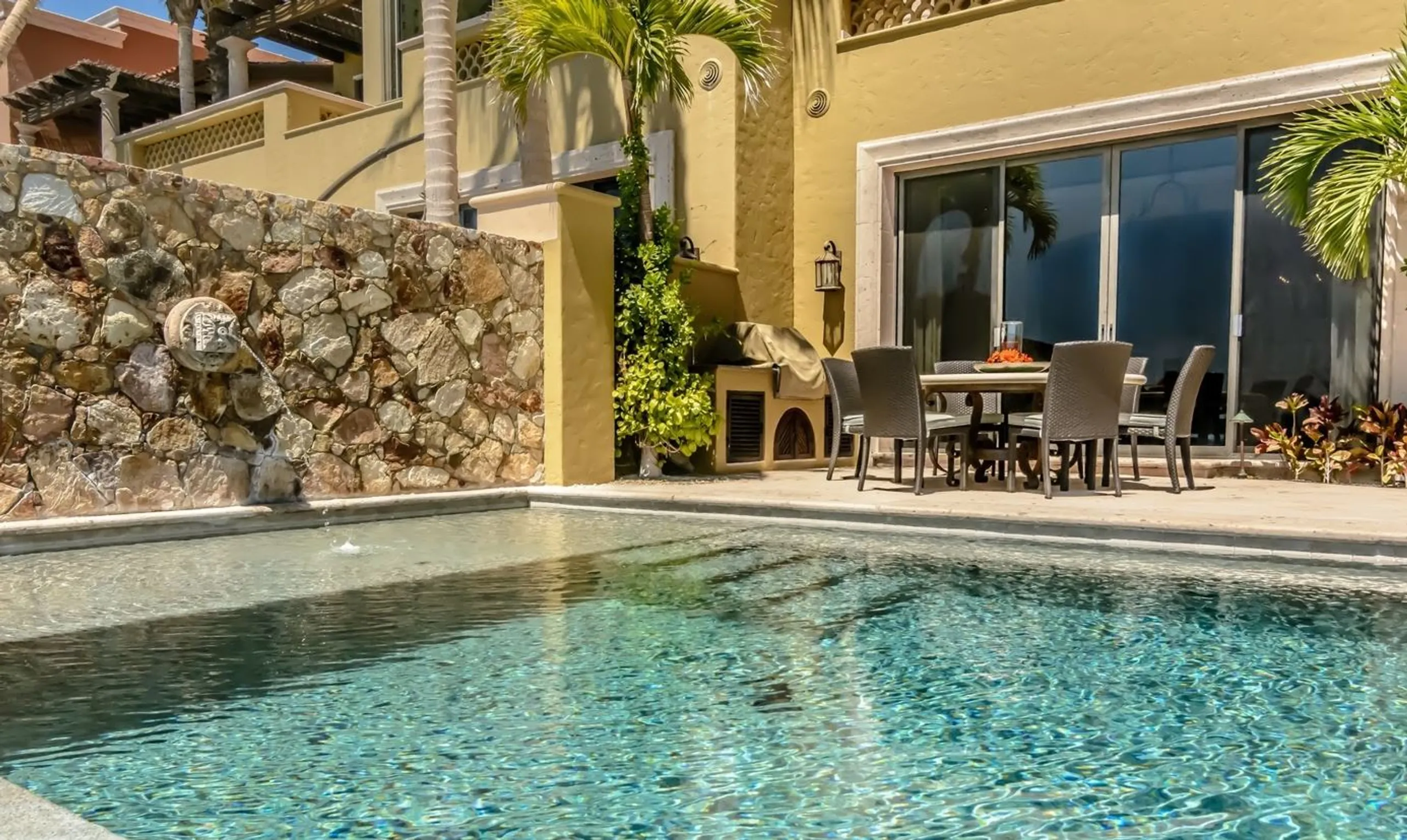 Graceful Four Bedroom Los Cabos Villa with Private Infinity Pool and Ocean Views — photograph 2