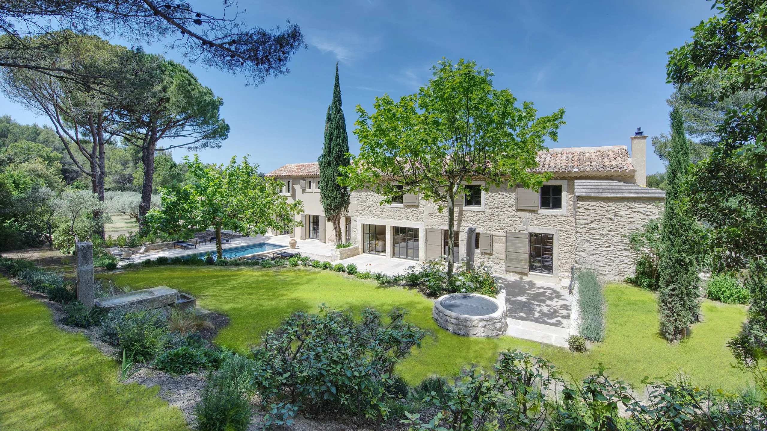 French Bliss Villa With Pool and Panoramic Mountain Views — photograph 9