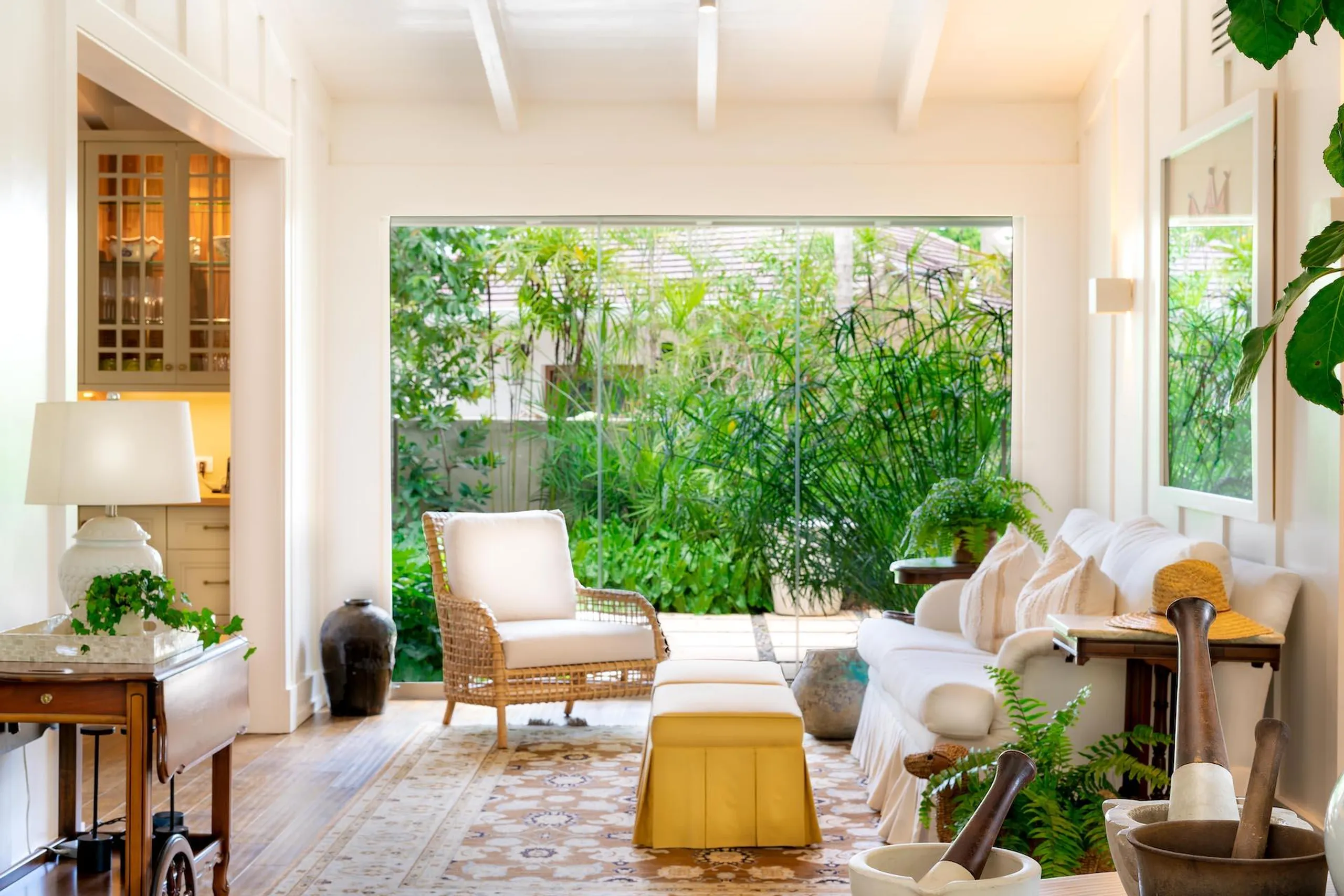 Glorious Fully Air-conditioned Villa with Private Pool and Picturesque Lake Views — photograph 5