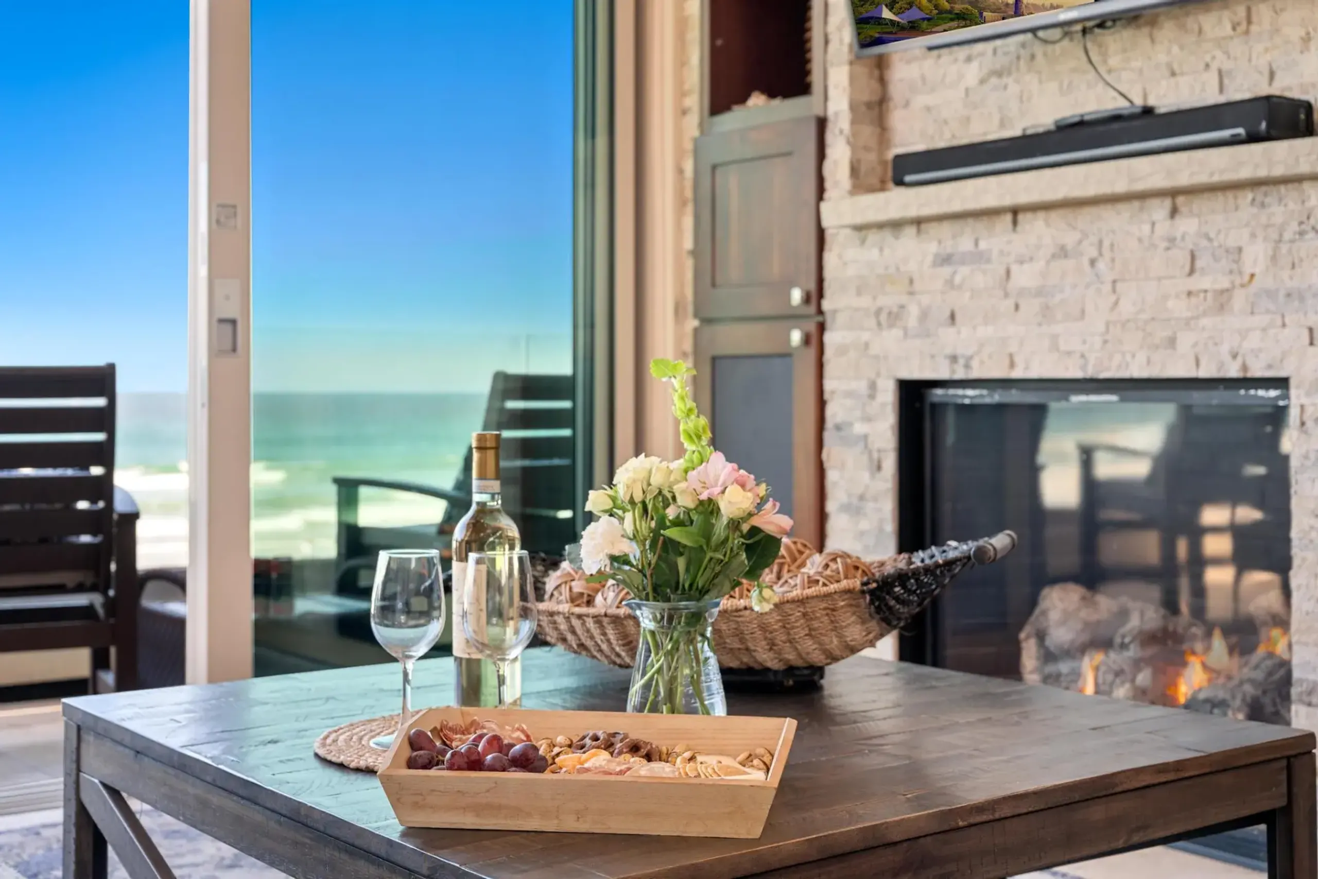Chic Beachfront Escape with Panoramic Ocean Views — photograph 11