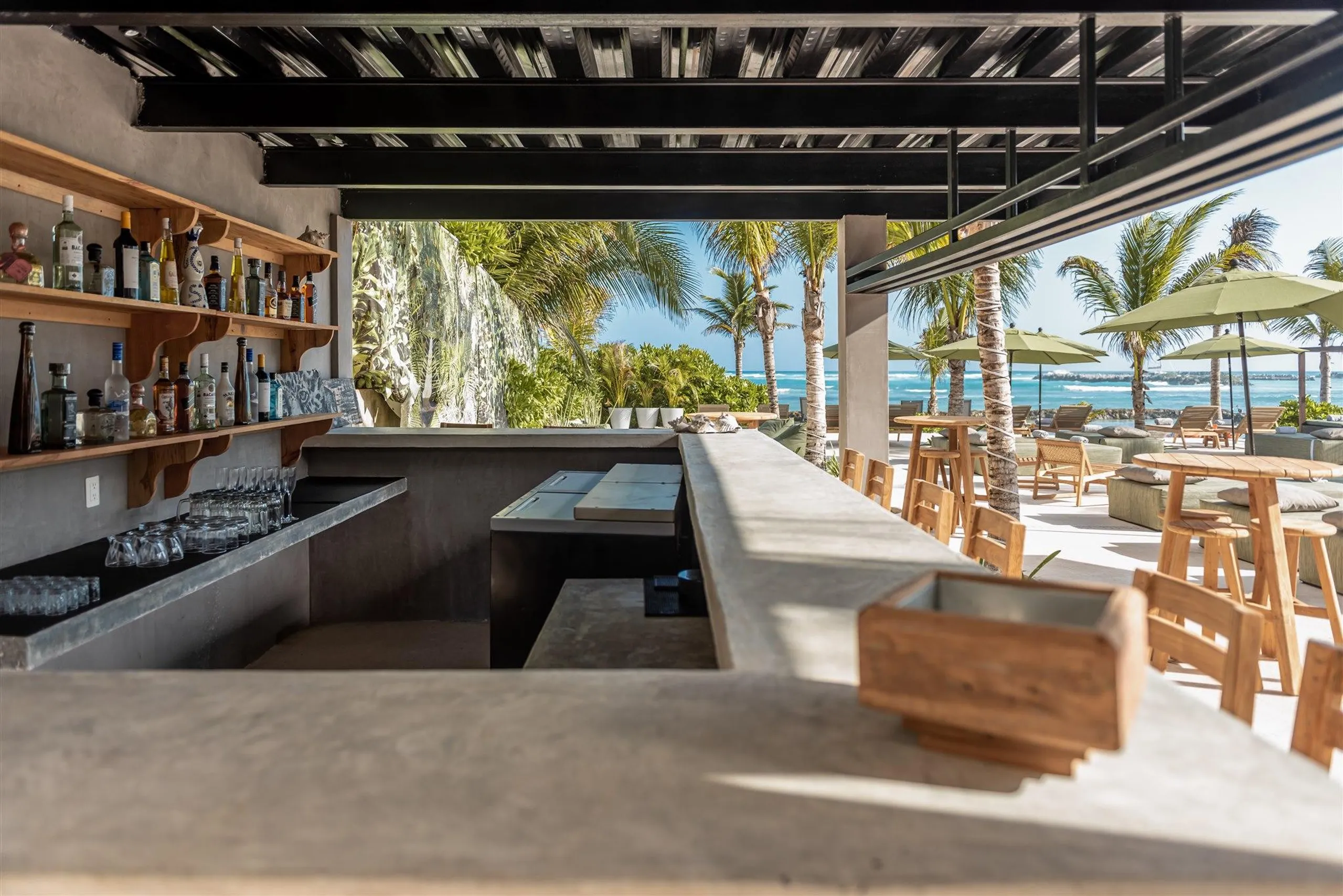 Sumptuous 12-Suite Villa with Private Pool, Bar, and Oceanfront Views — photograph 12