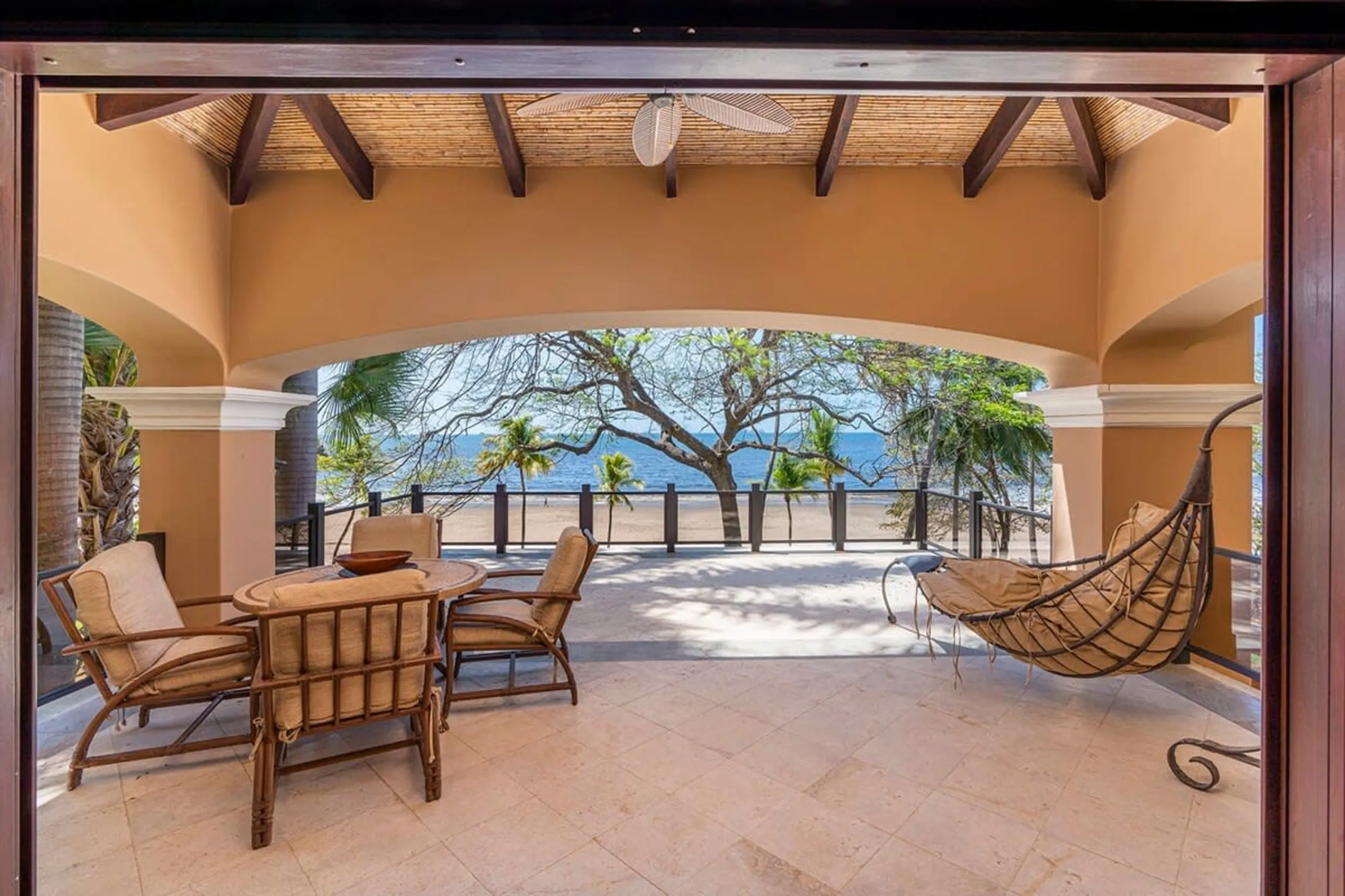 Prestigious Oceanfront 6-Bedroom Mansion with Private Infinity Pool and Panoramic Ocean Views — photograph 10