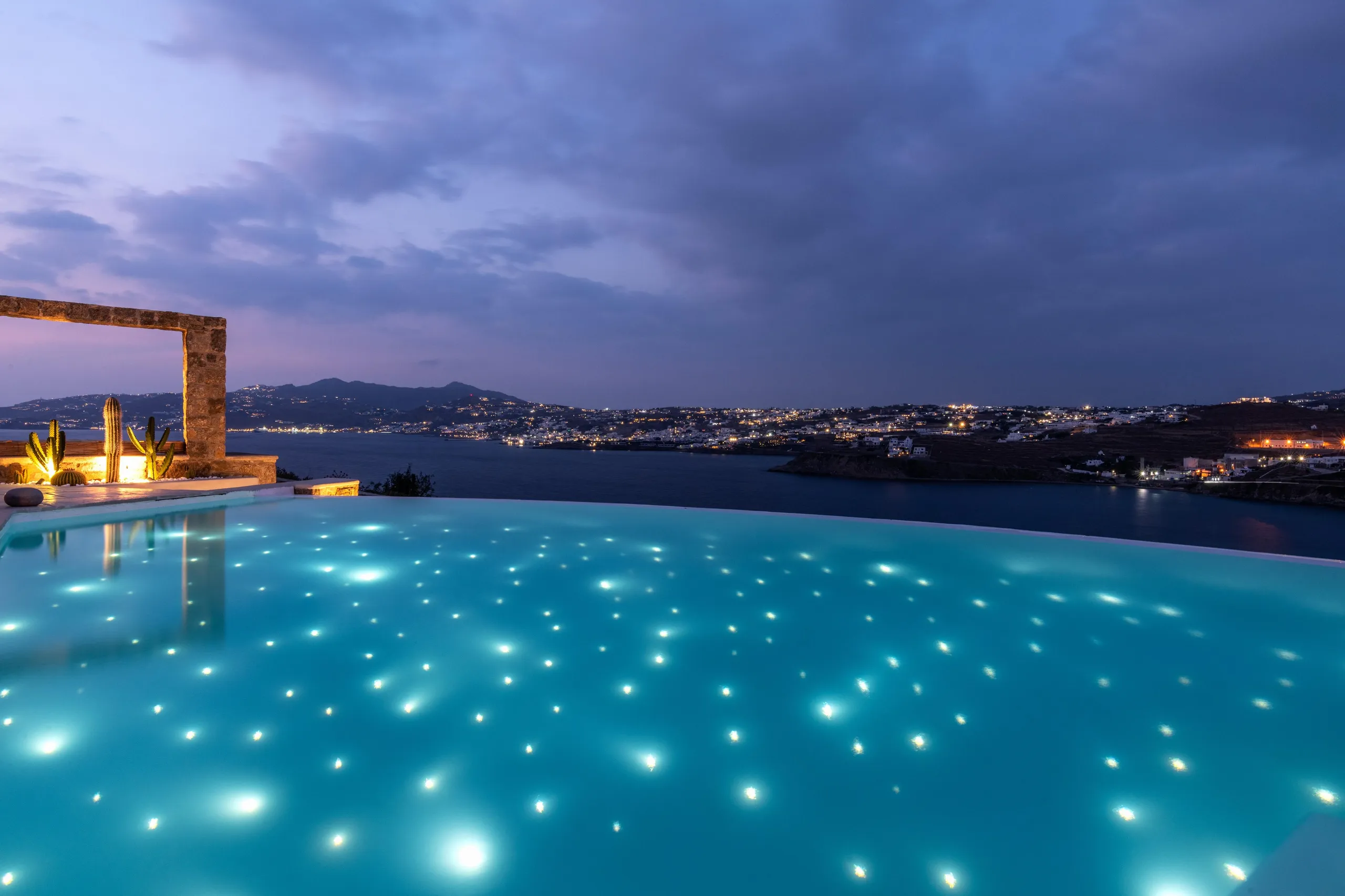 Tranquil Villa Haven with Infinity Pool and Mykonos Town Views — photograph 7