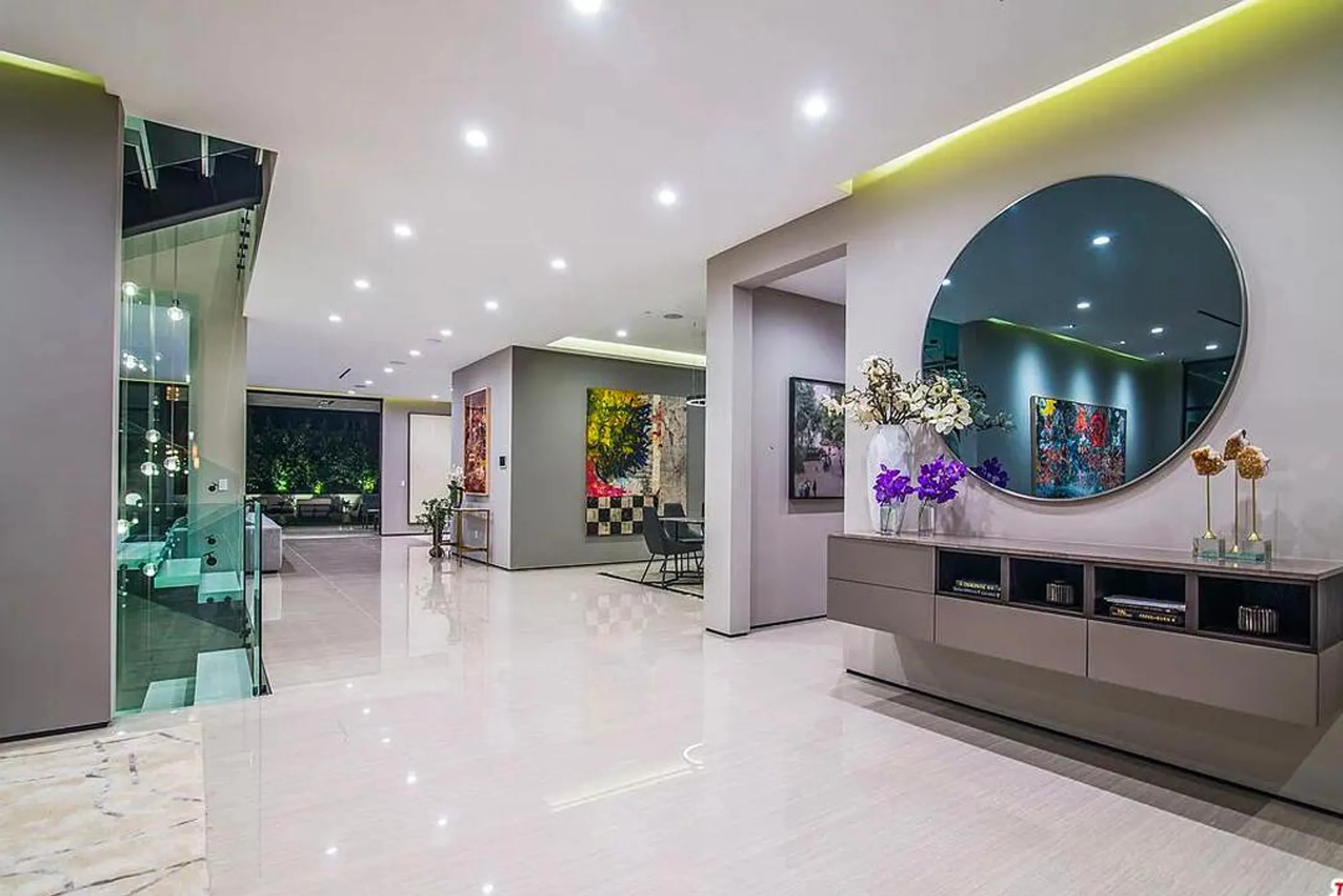 Exclusive Beverly Hills Architectural Estate with Private Pool and Impeccable Amenities — photograph 9