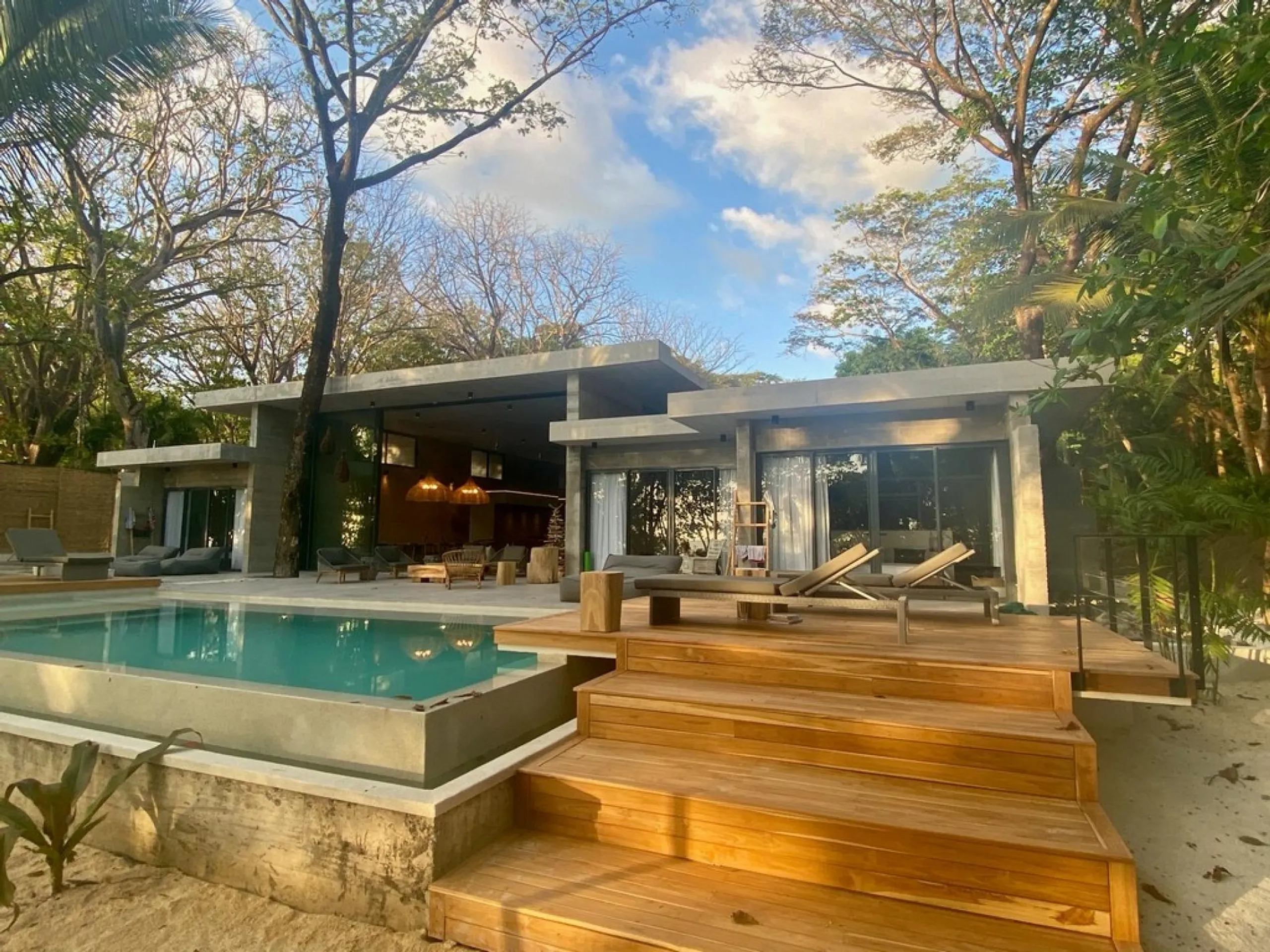 Ultra-Modern Hippie Chic Beachfront Estate with Infinity Pool — photograph 4