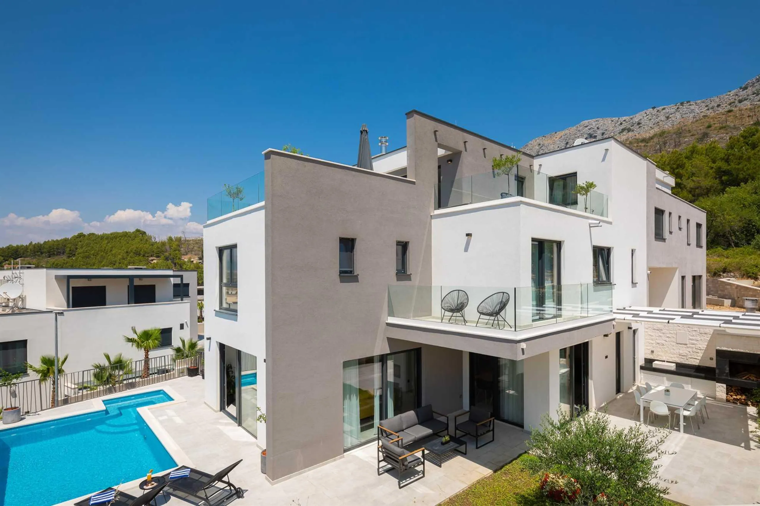Alluring Contemporary Villa with Private Pool and Modern Kitchen — photograph 10