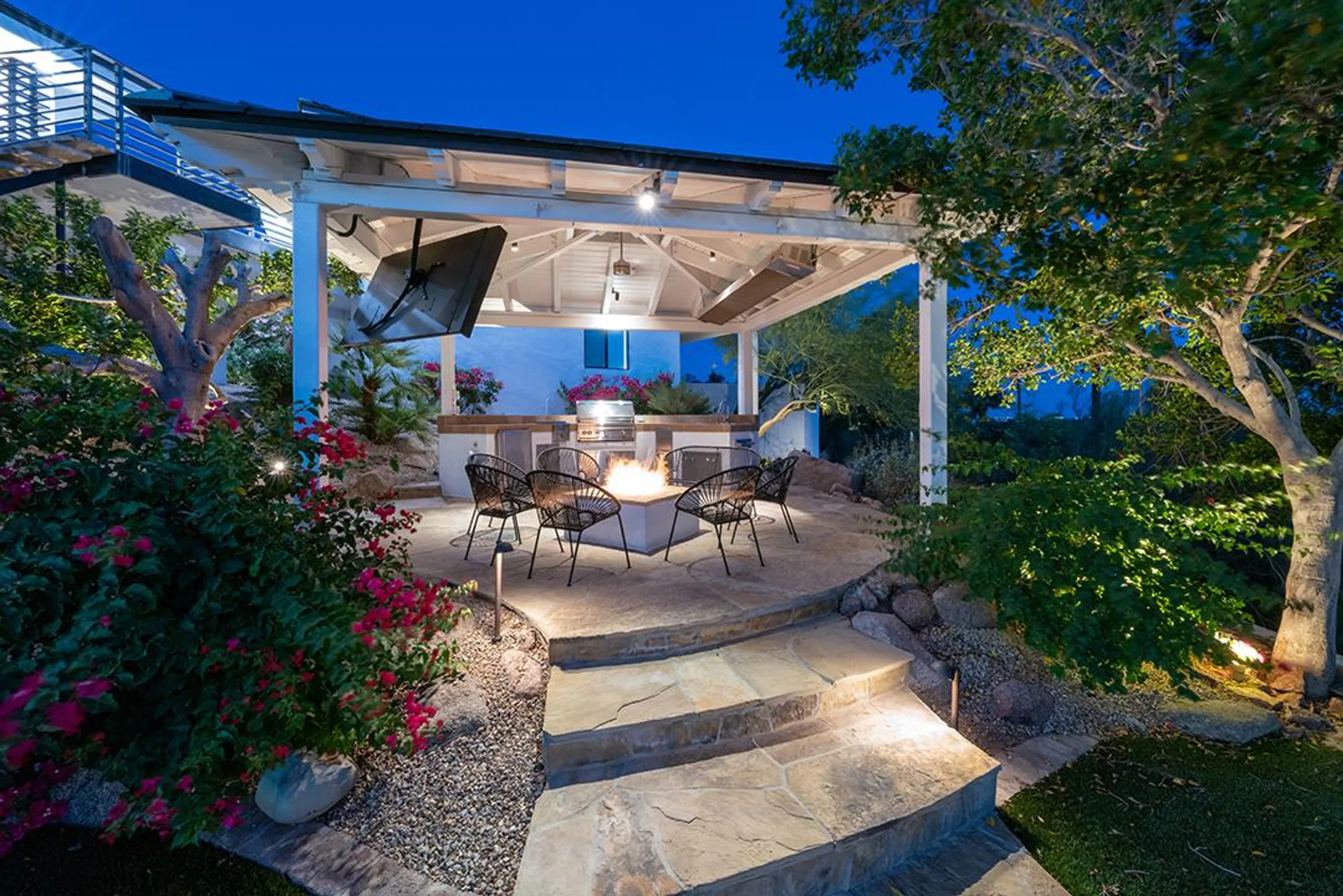 Iconic Camelback Mountain Estate with Private Heated Pool, and Breathtaking City and Mountain Views — photograph 7