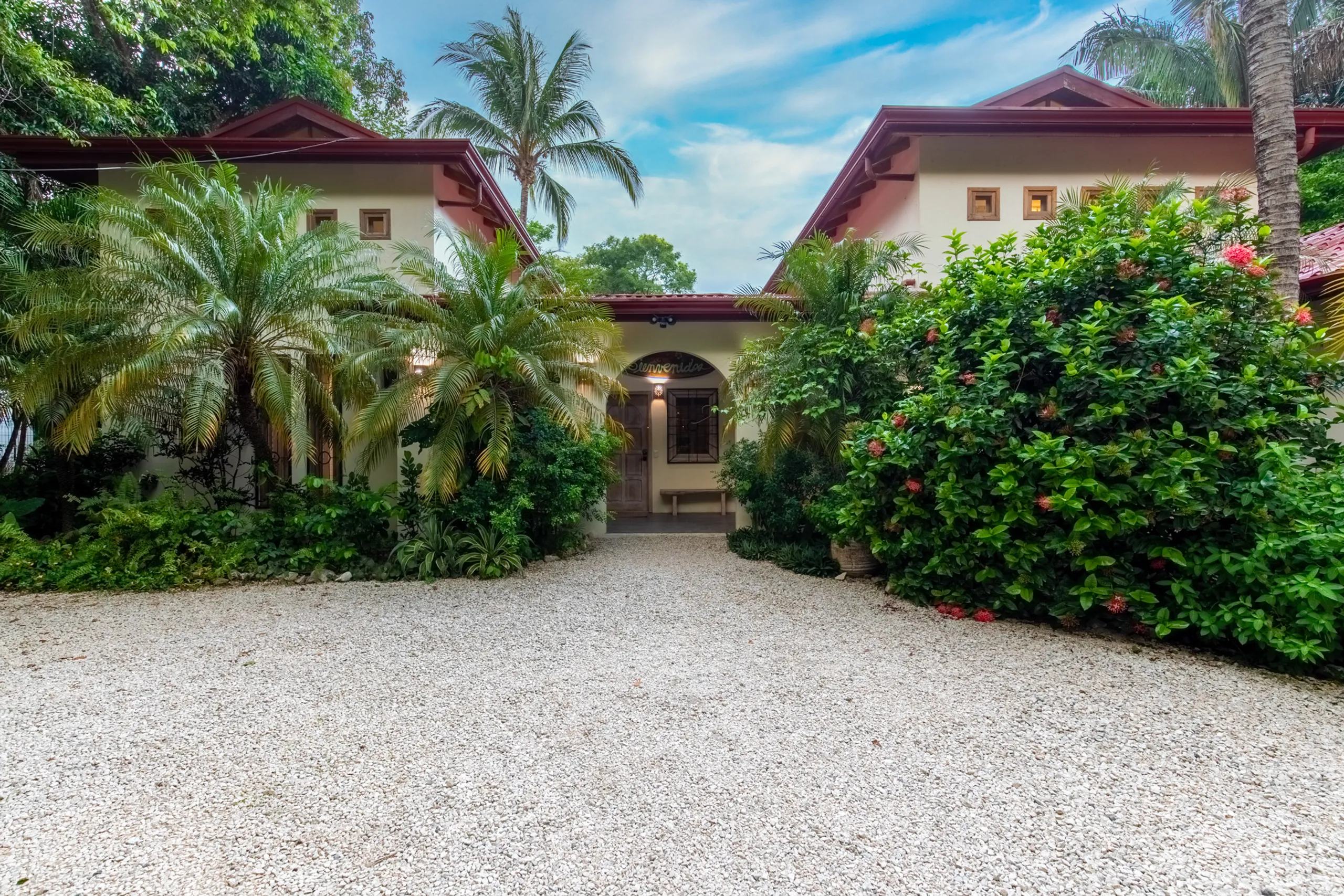 Exquisite Jungle Villa with Saltwater Pool & Beach Access — photograph 3