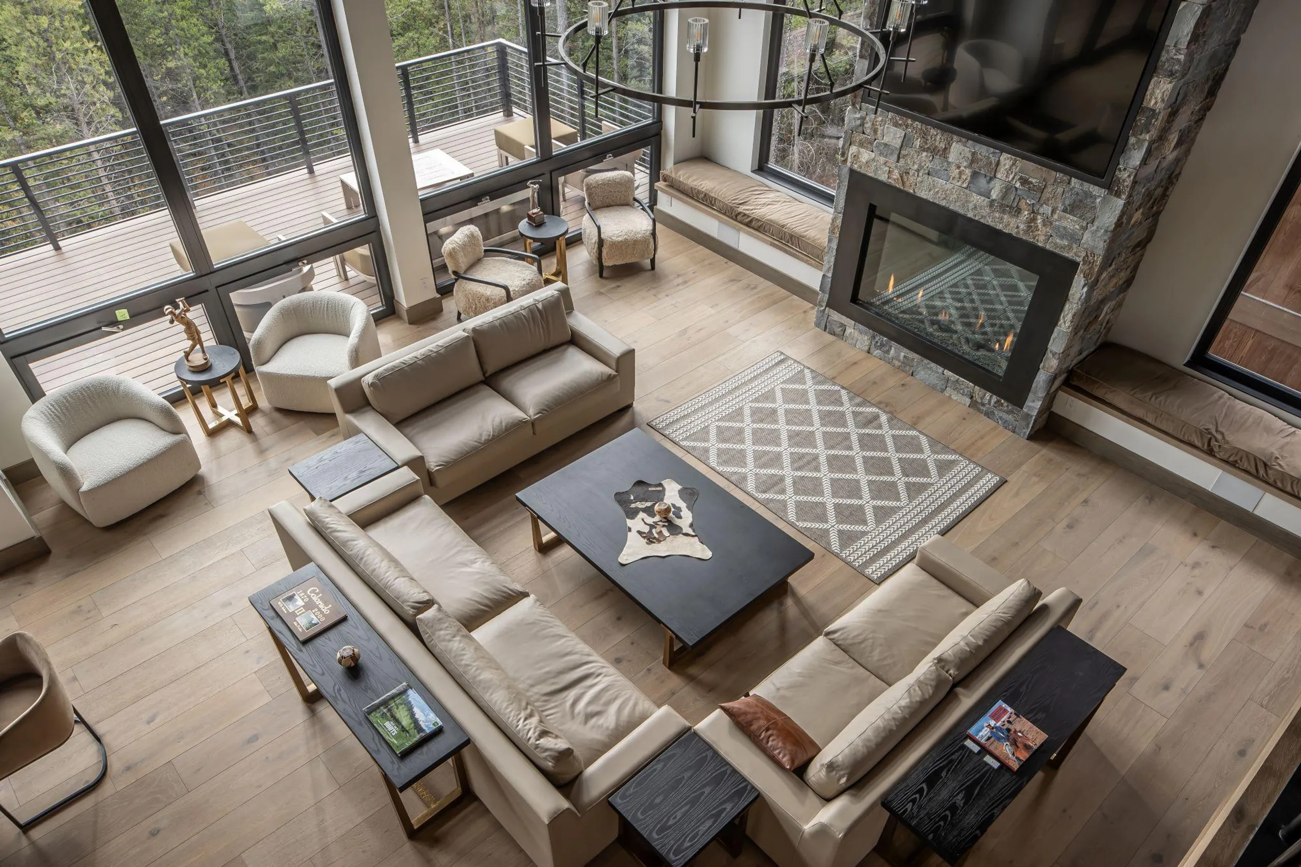 Regal Resort-Style Chalet in Big Sky with Jacuzzi and Fireplace — photograph 8