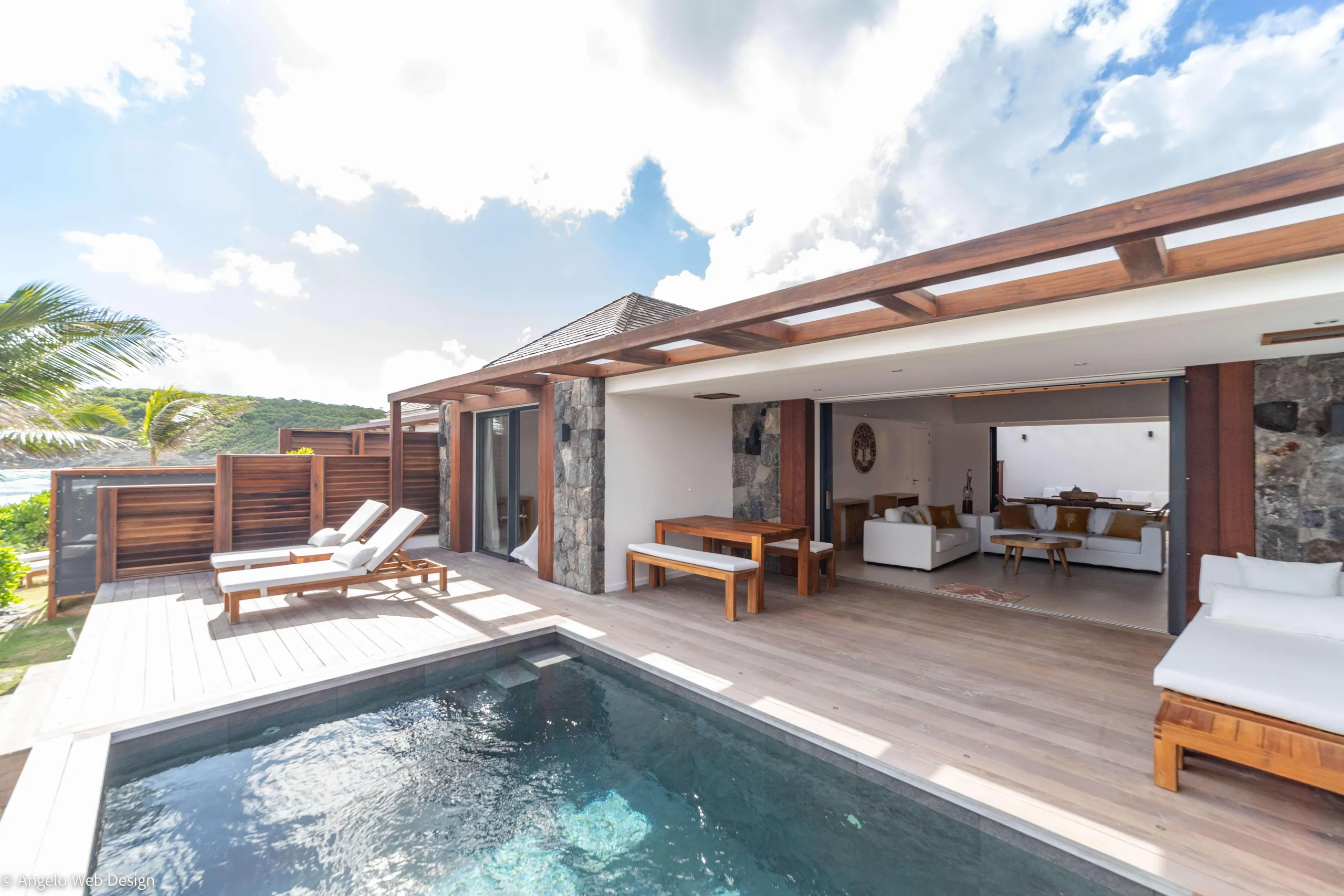 Exquisite Oceanside Villa with Private Pool and Walks to Beach — photograph 6