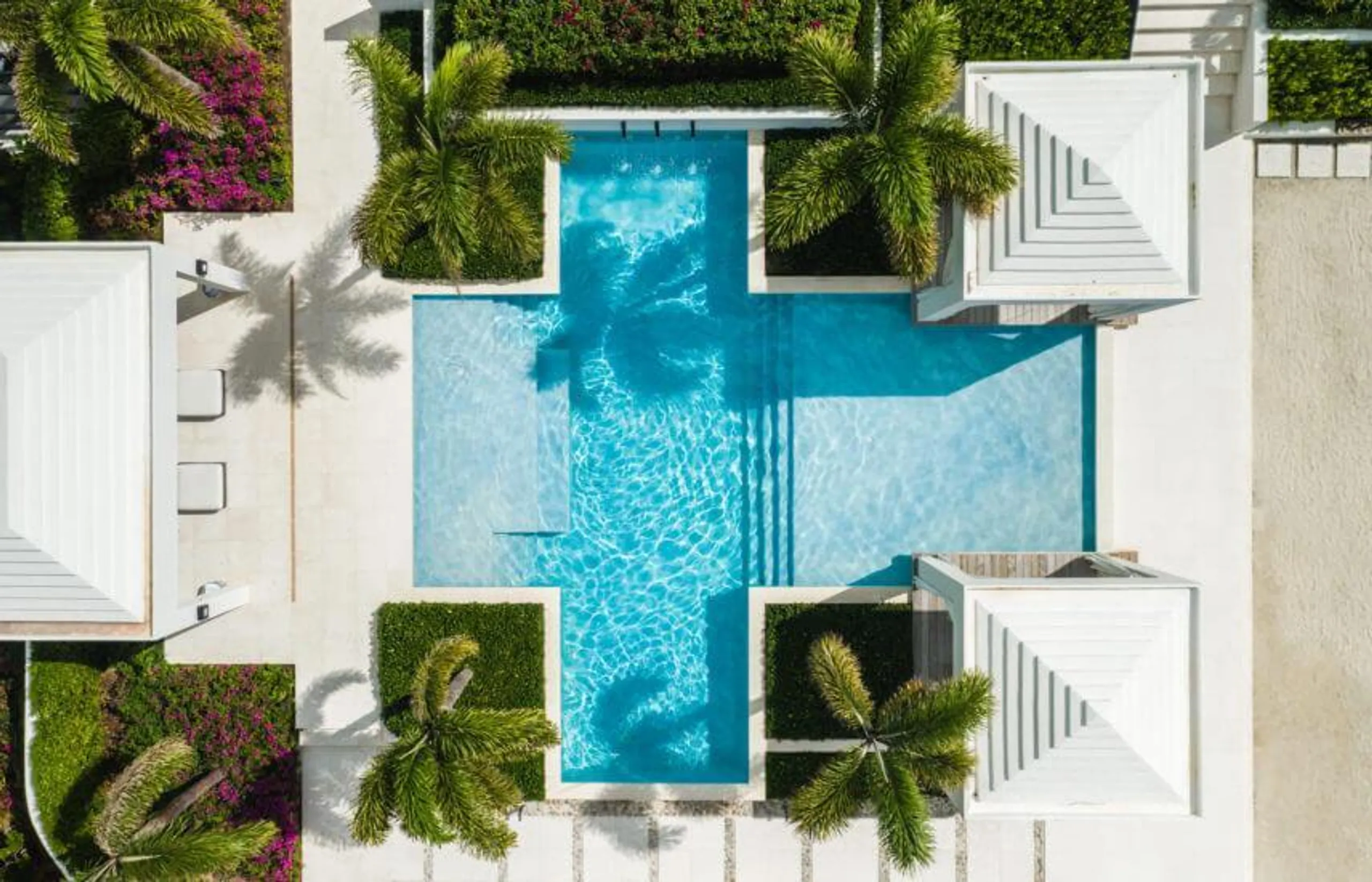 Long Bay Beach Grand Luxe Estate with Infinity Pool and Stunning Ocean Views — photograph 9