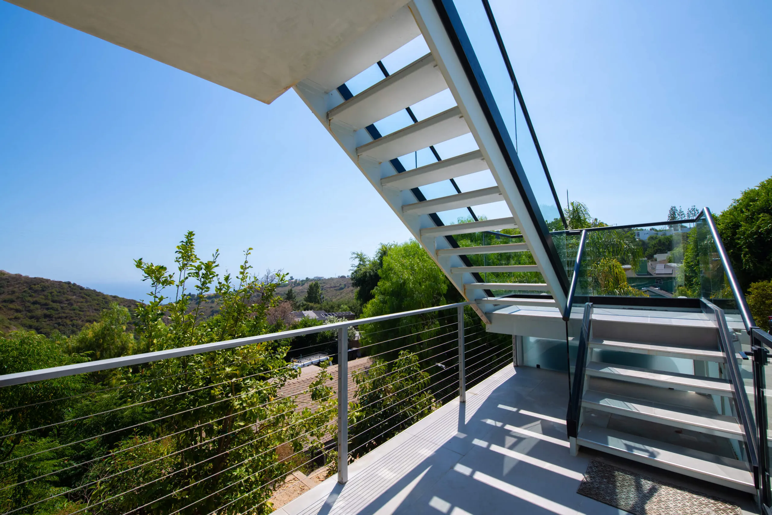 Majestic Malibu Smart Home with Ocean, Canyon & Mountain View Villa — photograph 9