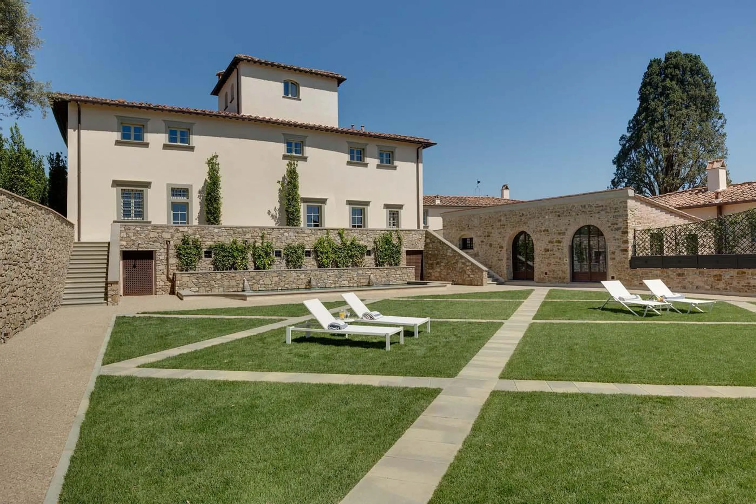 Regal Tuscan Resort-Style Estate with Private Pool and Garden Lounge — photograph 6