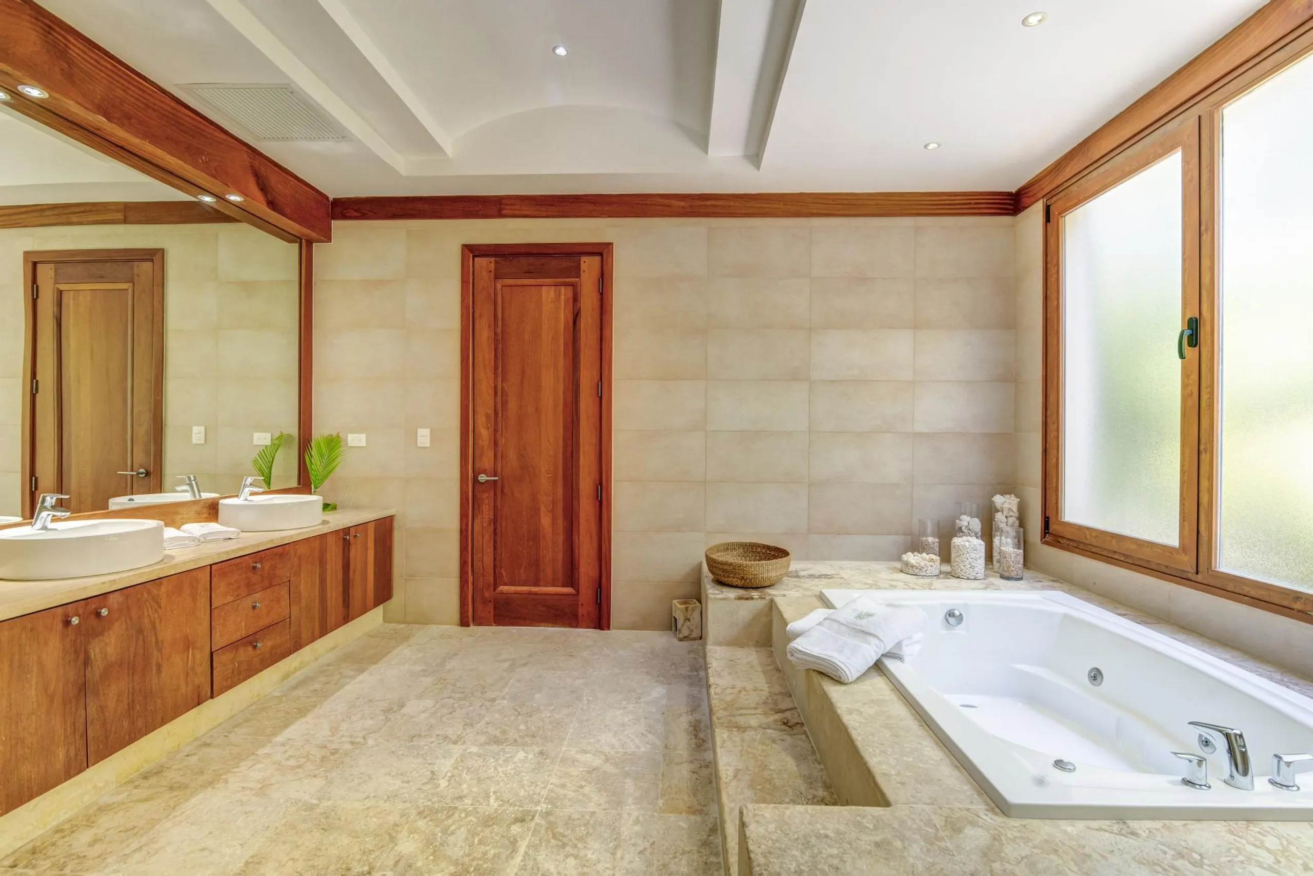 Sophisticated Colonial Villa with Stunning Golf Course Views and Modern Comforts — photograph 8