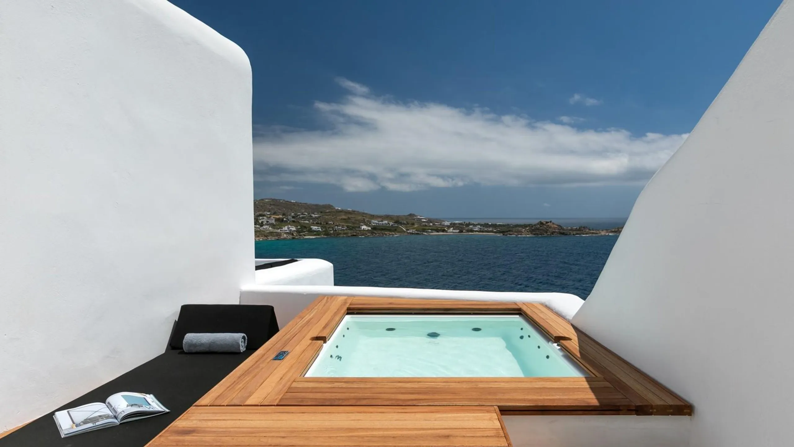 Lavish Luxury Retreat with Infinity Pools, Onsite Beach and Captivating Views — photograph 3