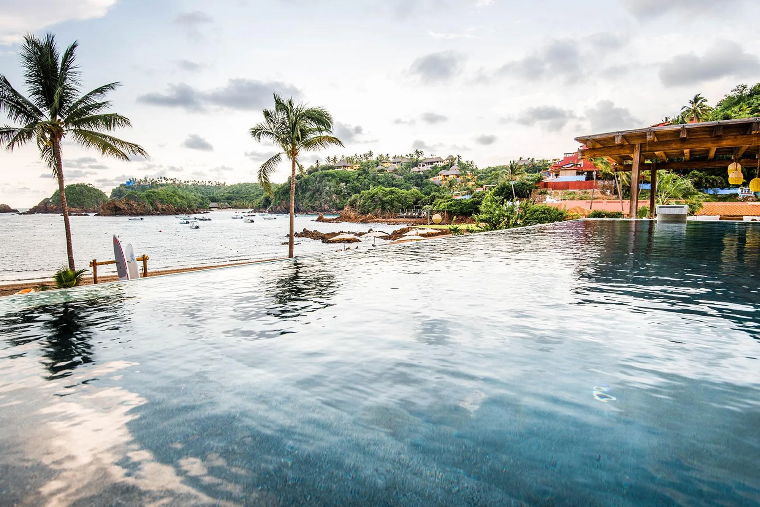 Beachfront Villa with Private Pool Modern Comfort & Access to Natural Wonders — photograph 2