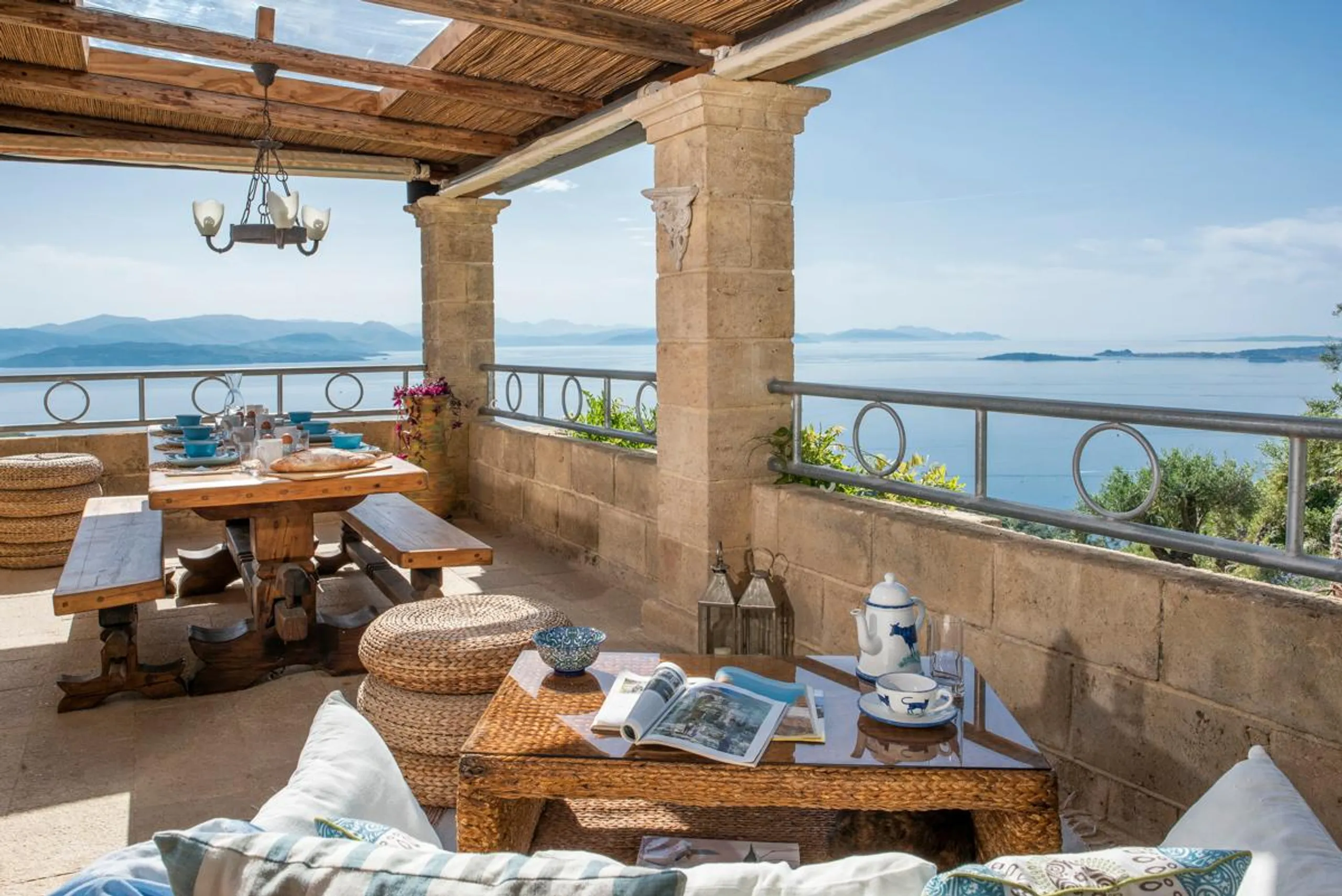 Enchanting Contemporary Villa with Infinity Pool and Dazzling Coastline Views — photograph 6