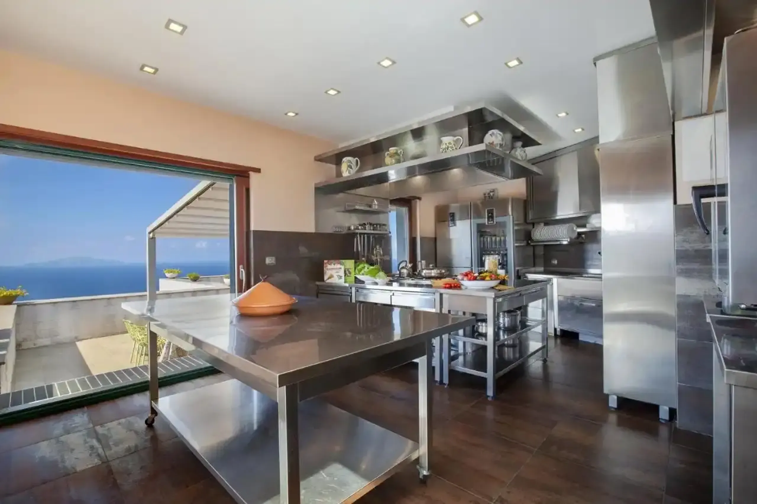 Luxurious Getaway Villa with Pool and Picturesque Surroundings — photograph 9