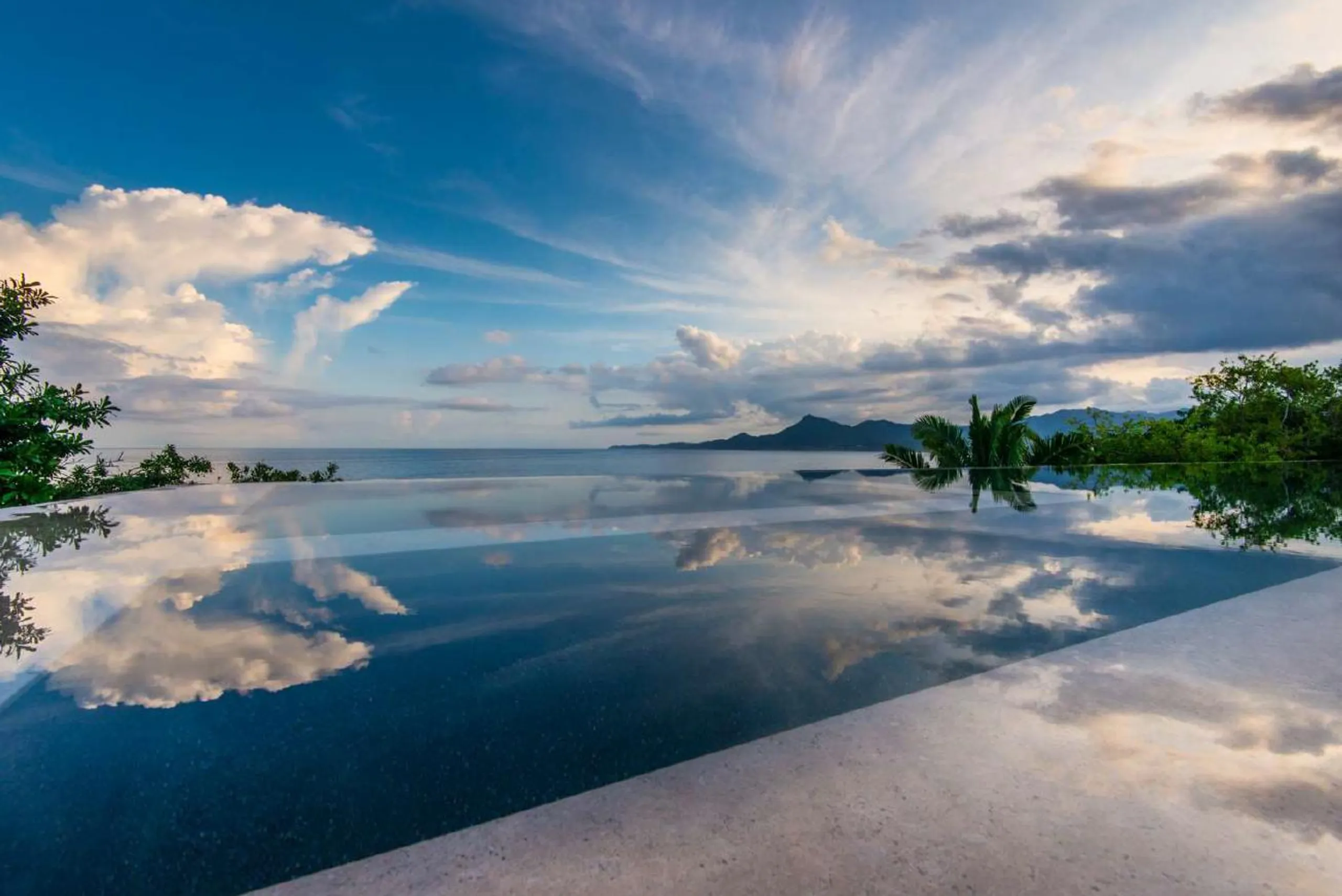 Beautiful Oceanfront Luxe Estate, with Infinity Pool Overlooking Litibu Bay — photograph 12