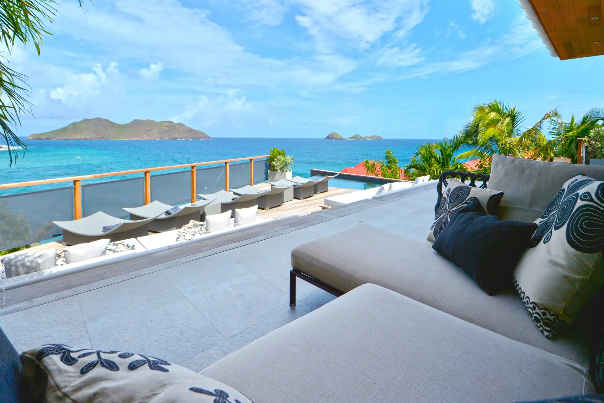 Captivating Seaside Villa with Infinity Pool and Walks to Beach — photograph 3