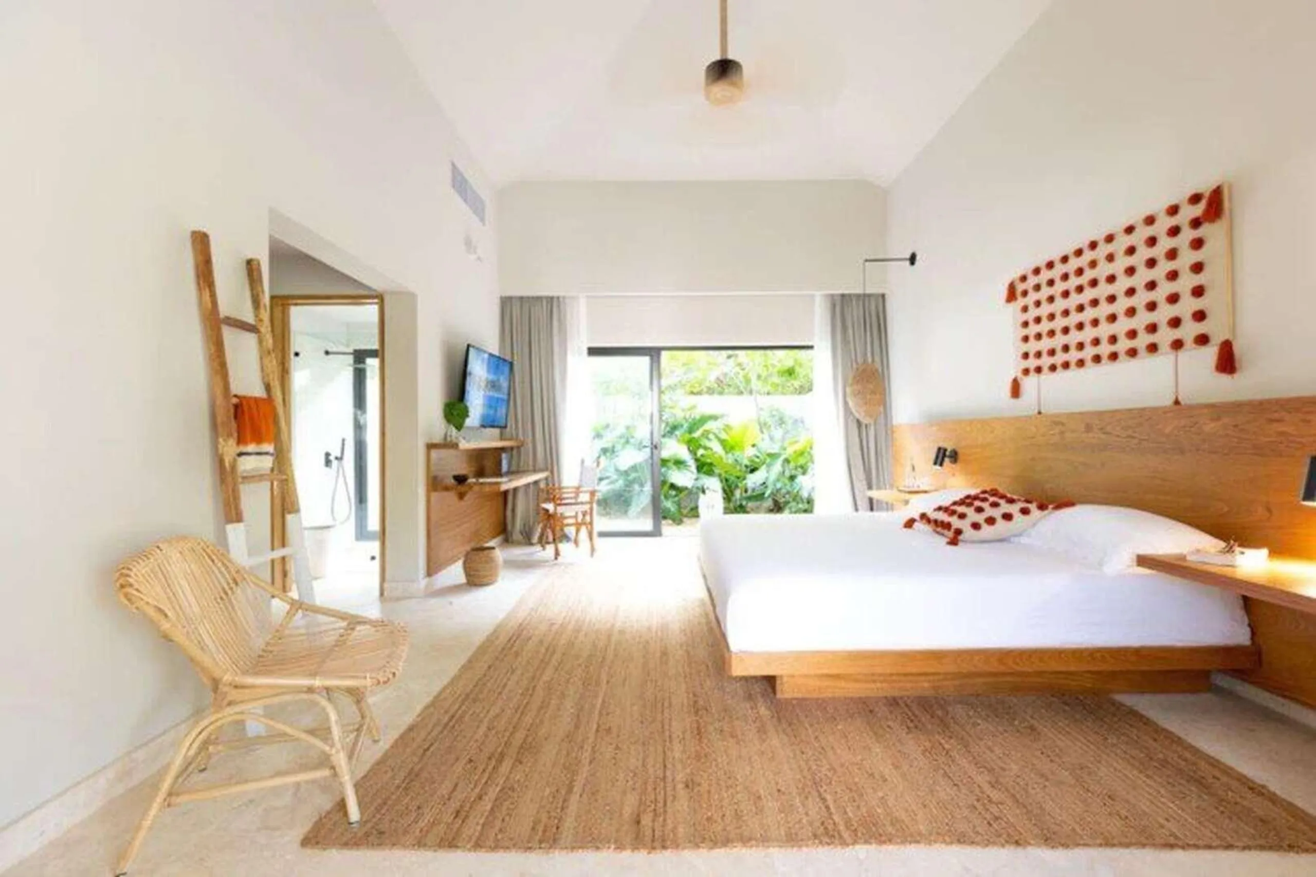 Casa de Campo's Refined Villa with Panoramic View of the Golf Course — photograph 12