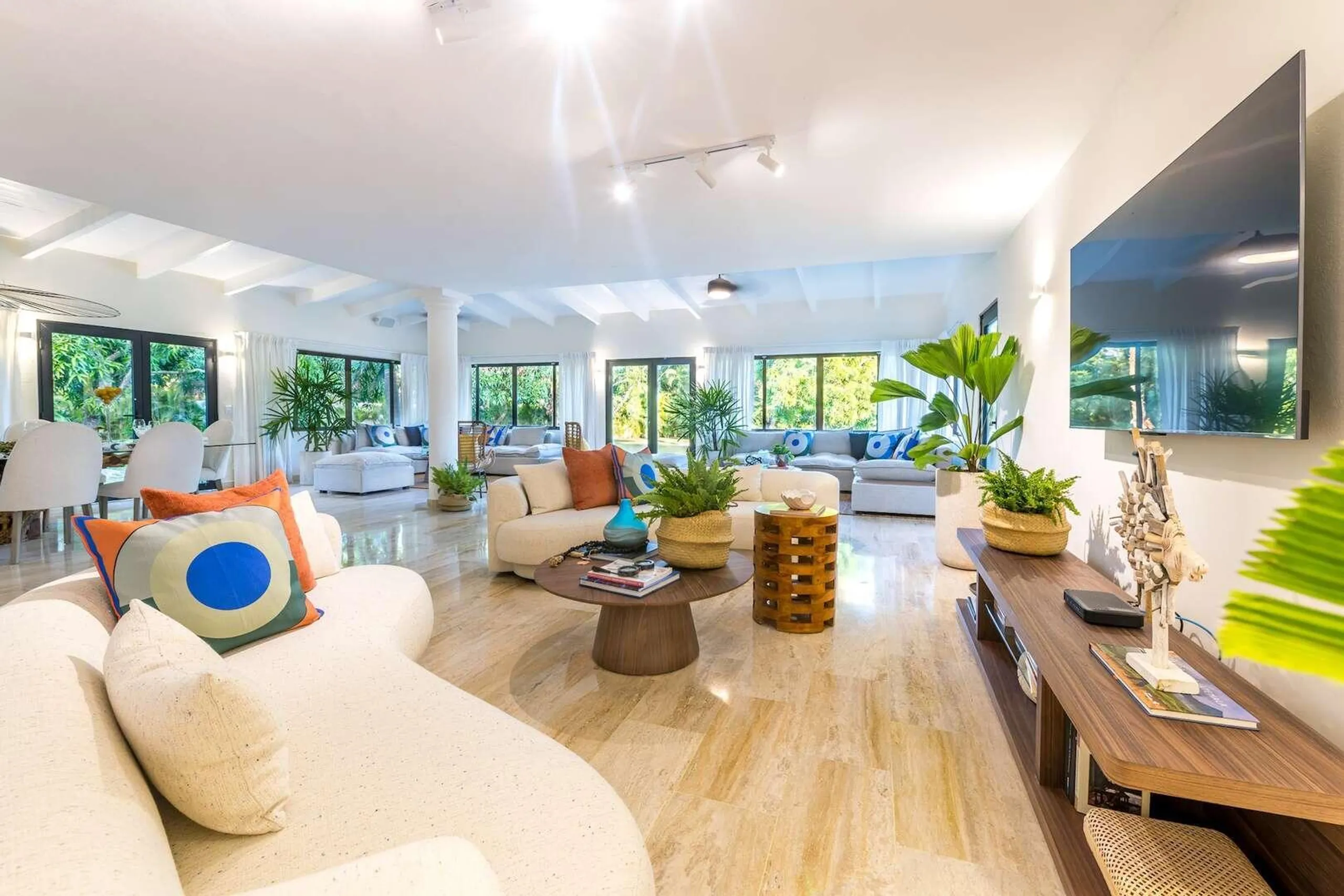 Casa de Campo's Luxe Haven Contemporary Styled Villa with Beach Access — photograph 7