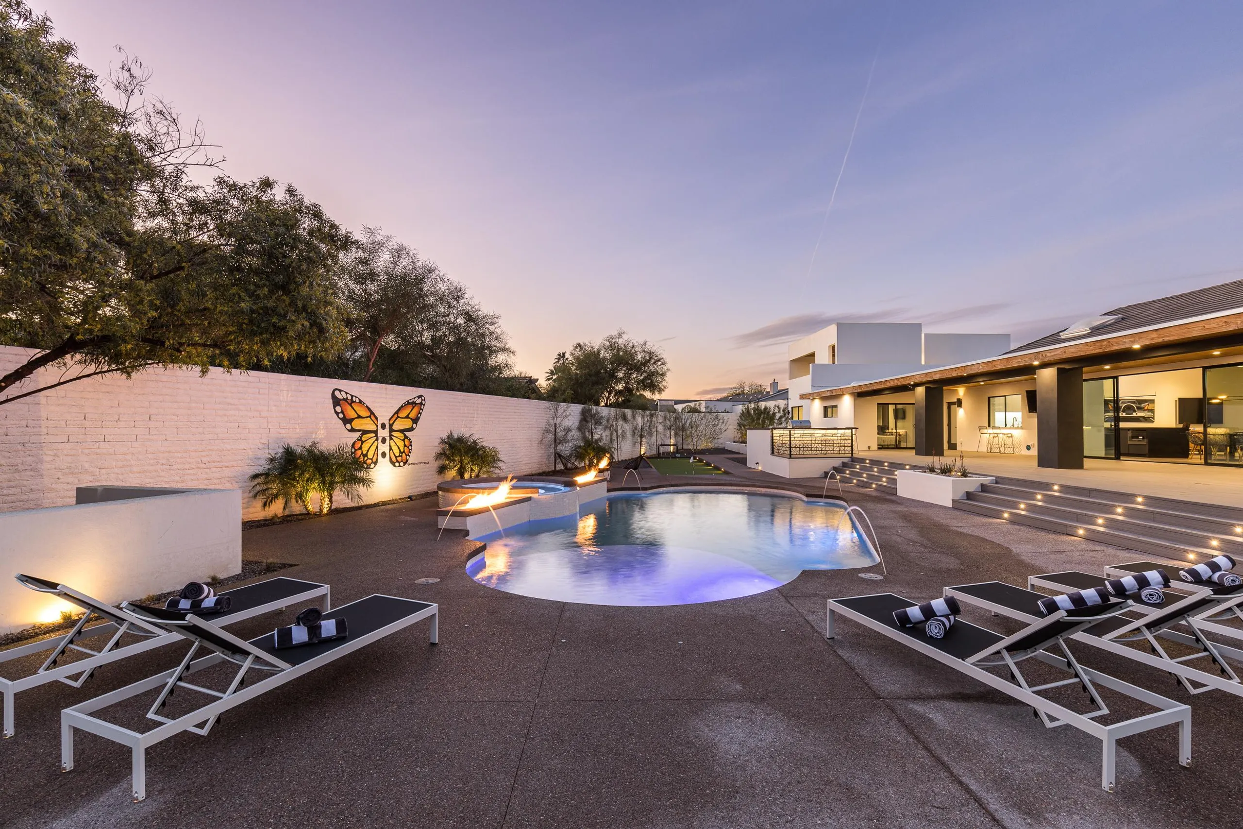 Unparalleled 8,500 Sq. Ft. Phoenix Villa with Private Heated Pool, Spa, Sauna, and Mountain Views — photograph 12