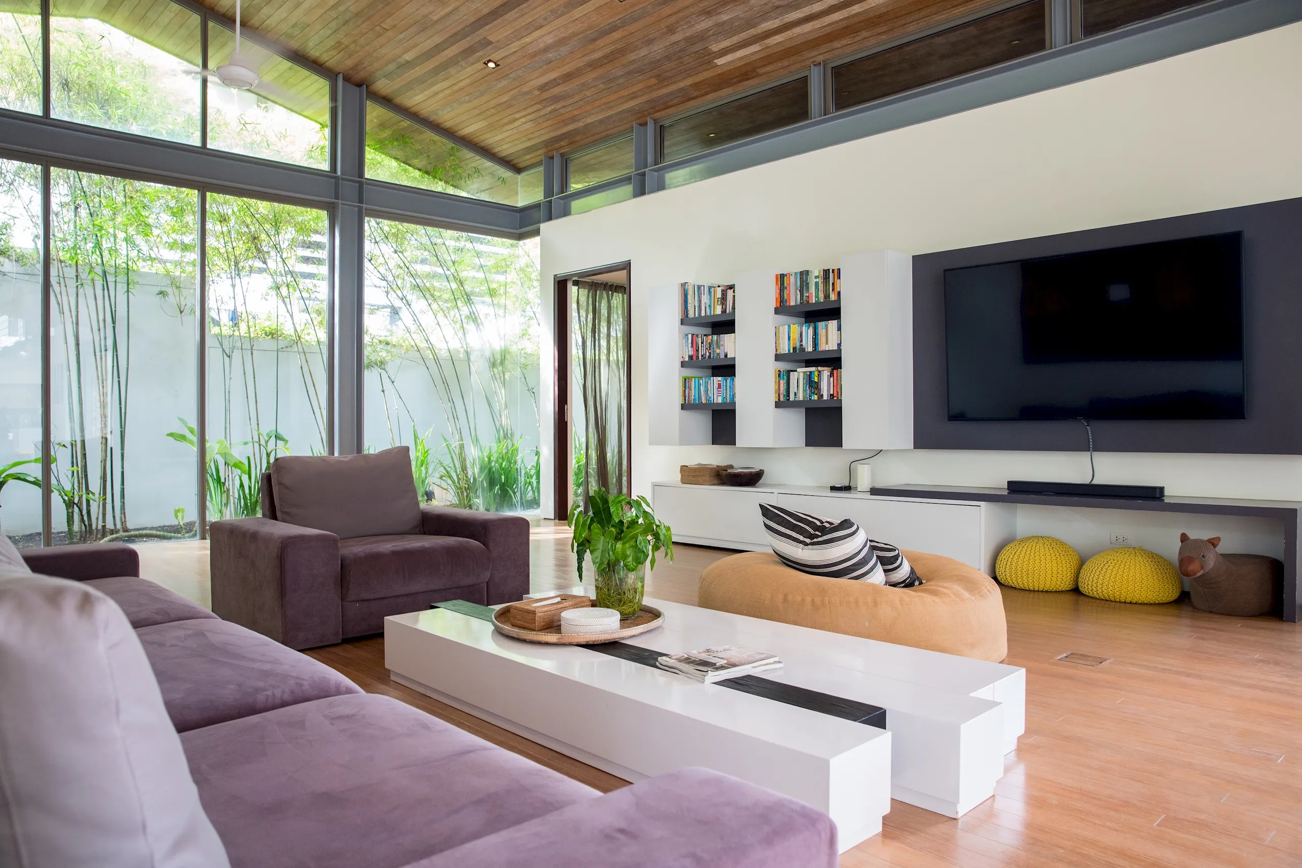 Rejuvenating Tropical Retreat with Stunning Views — photograph 6