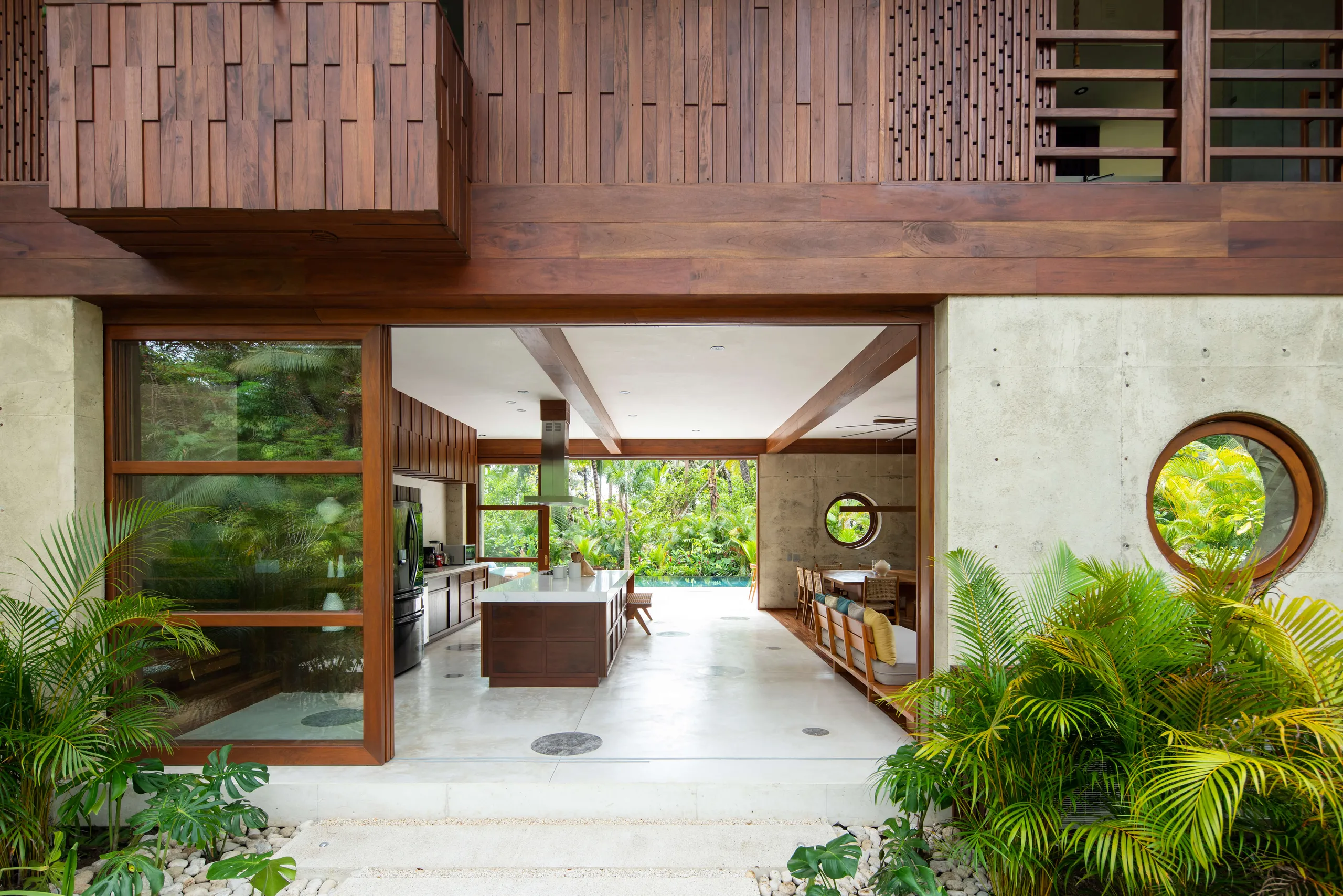 Eco-Luxe 5 Bedroom Villa with Privat Pool, Beach Access and Tropical Beauty — photograph 9