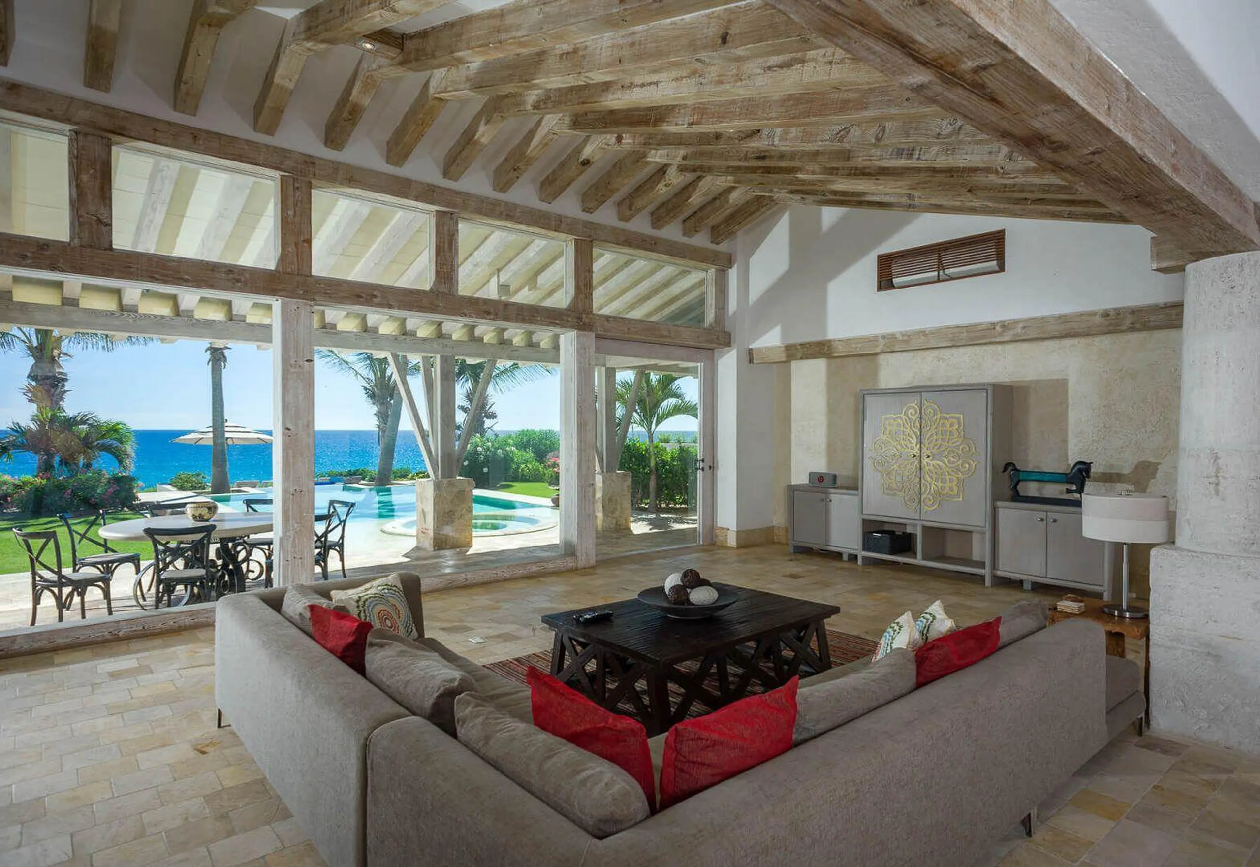 Colonial Style Architectural  Estate with Infinity Pool, Hot Tub and Lush Ocean Views — photograph 6