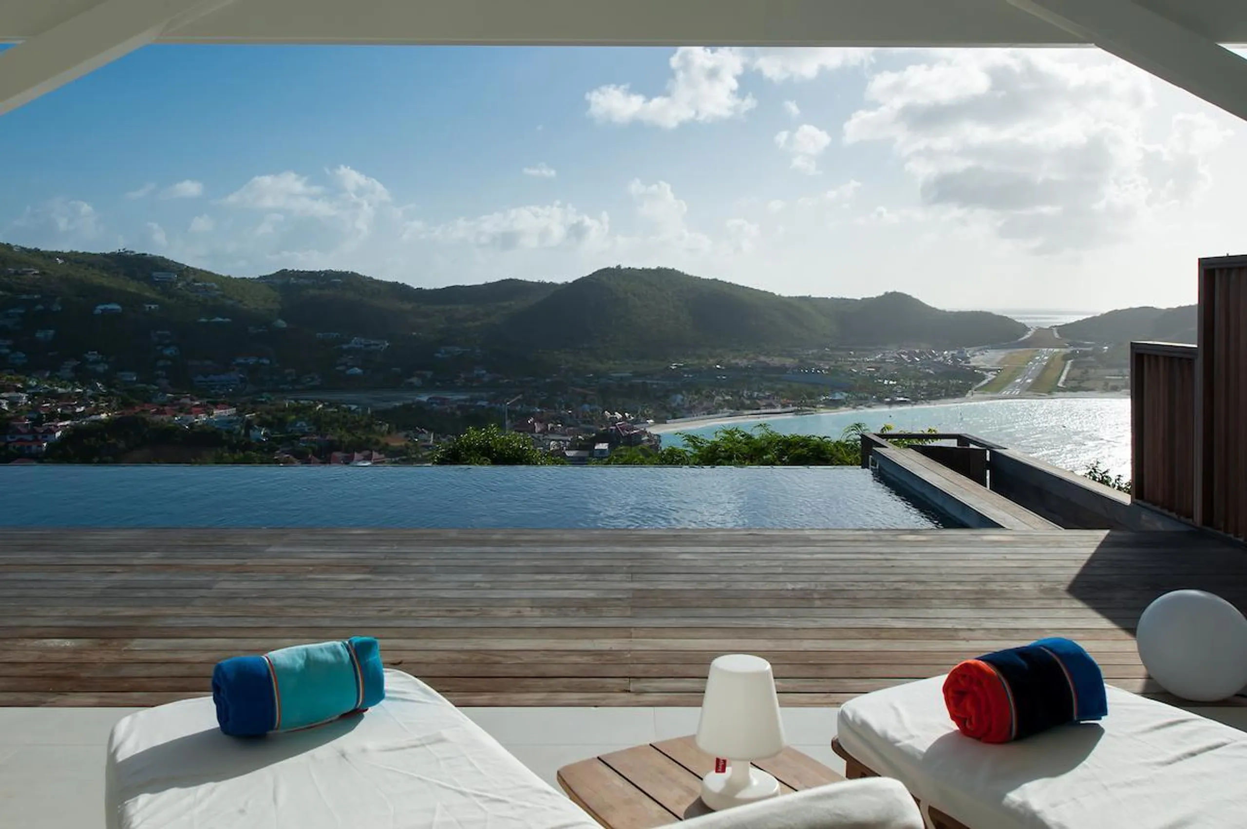 Glorious Paradise Estate with Infinity Pool and Sweeping Ocean Views — photograph 4