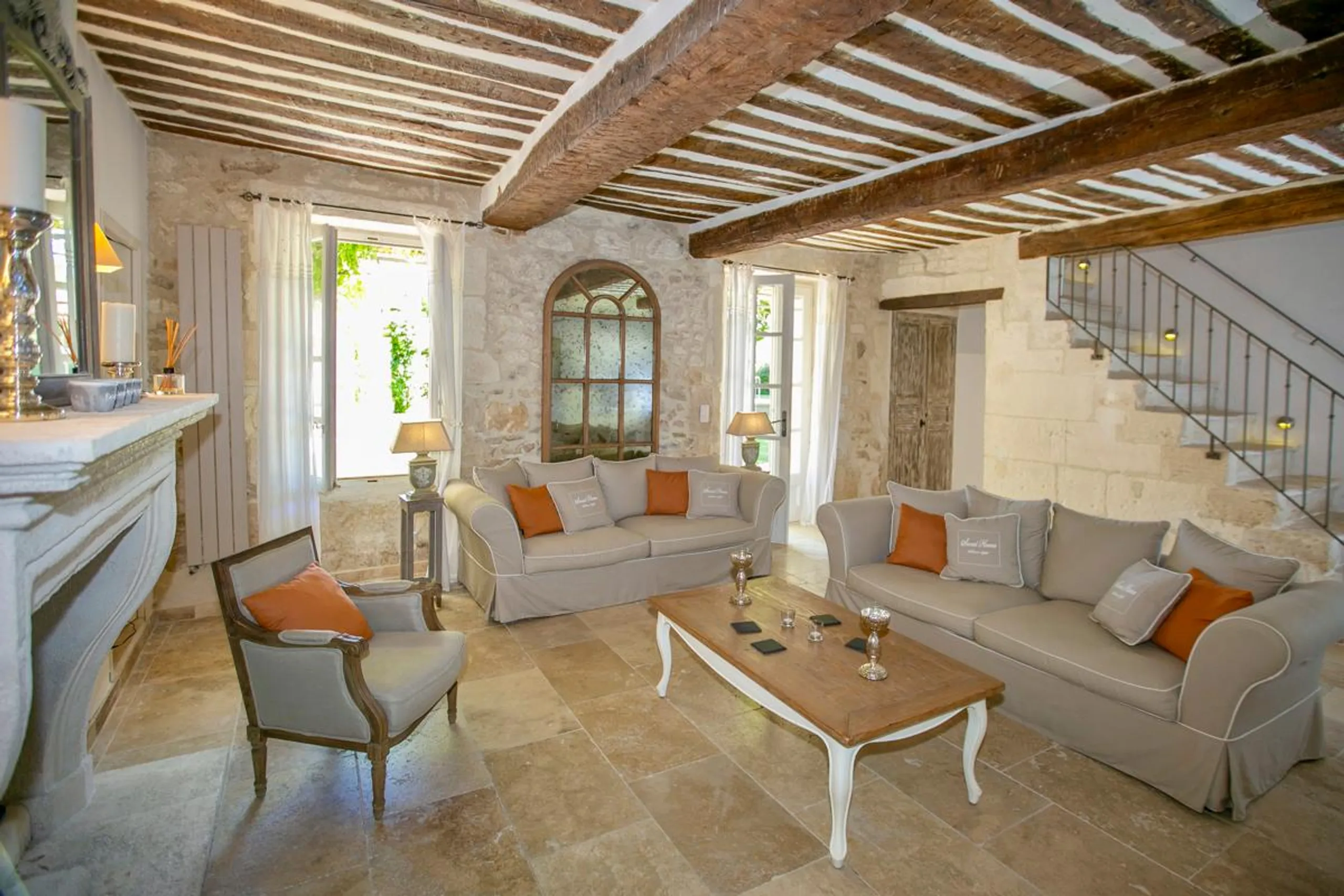 Opulent Provence Villa with Private Heated Pool, and Extensive Gardens — photograph 8