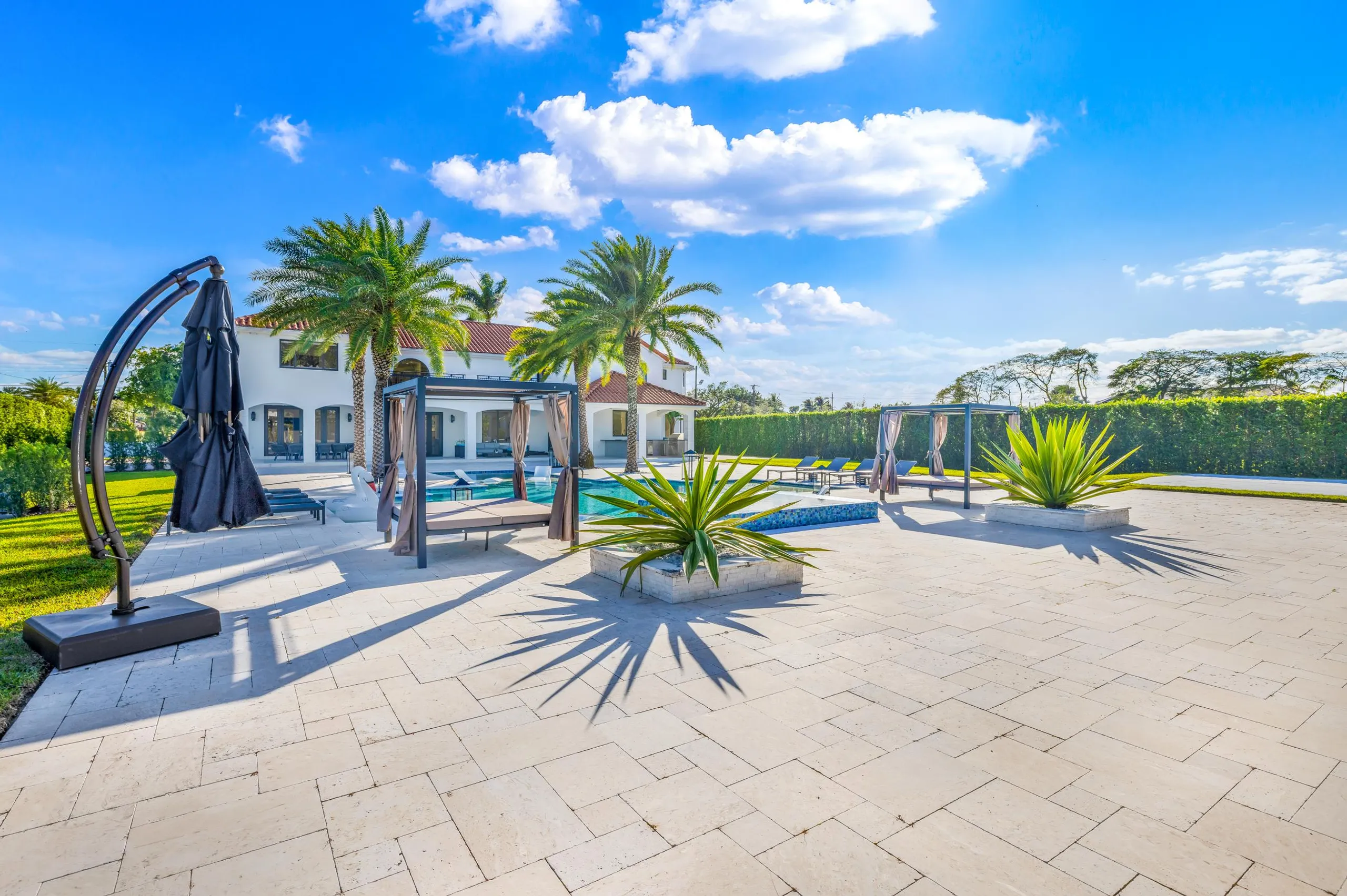 Magnificent 7-Bedroom Estate with Resort-Inspired Amenities — photograph 7