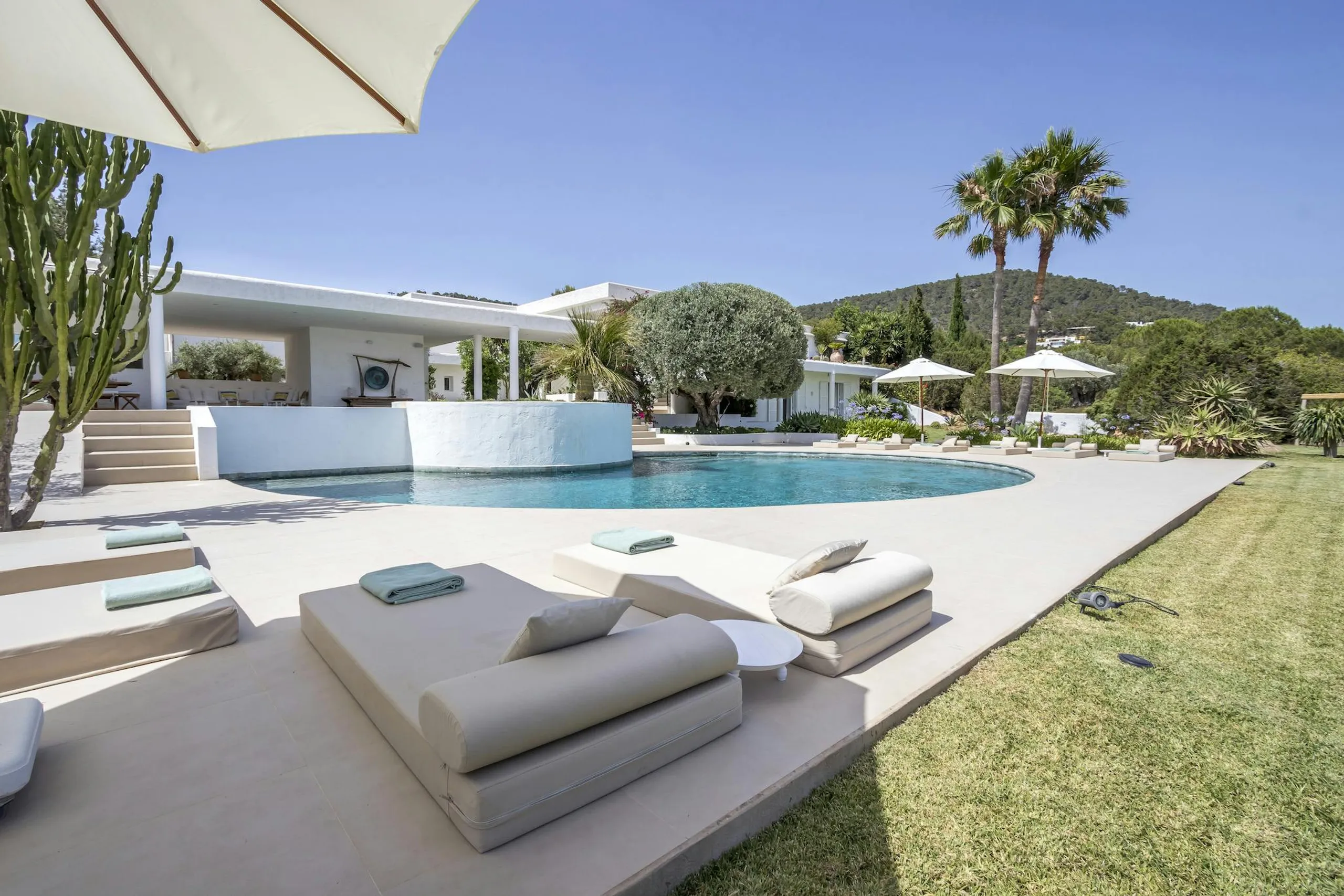 Exquisite Ibiza Villa with Private Pool and Playground — photograph 9