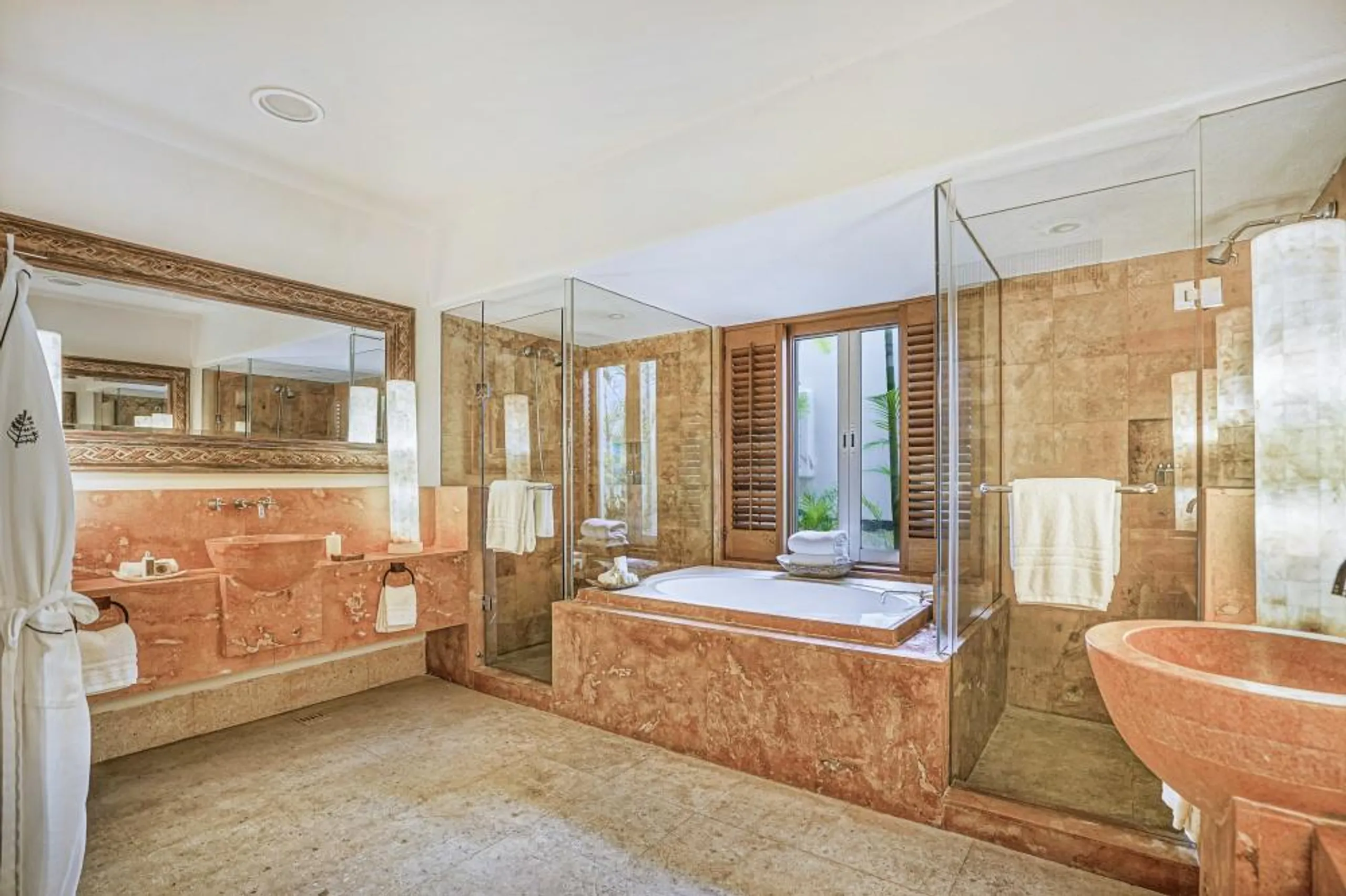 Opulence Unveiled with Mountain Vistas and Panoramic Ocean View Retreat — photograph 7