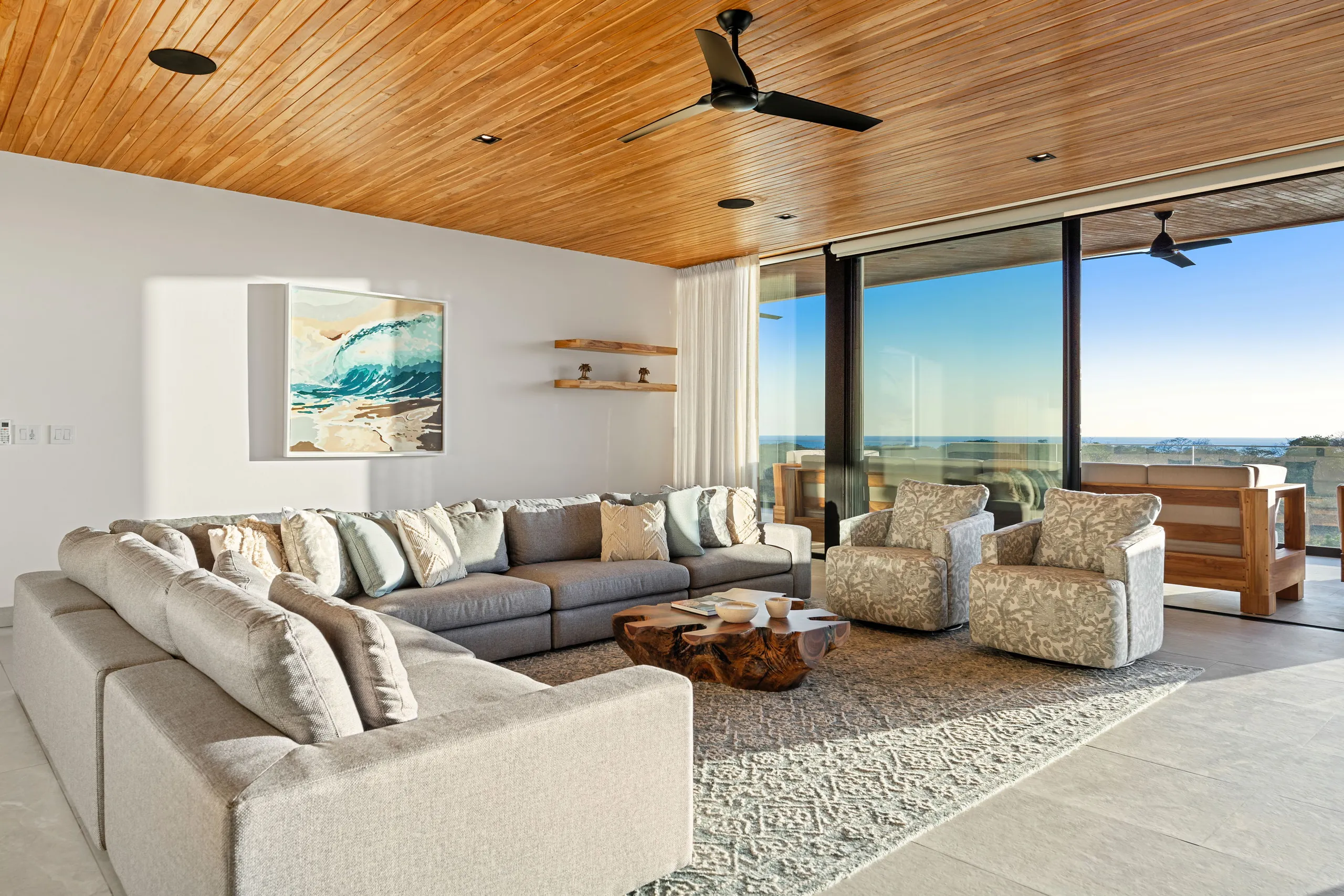 Luxe Hilltop Villa with Private Pool and 360° Views — photograph 8