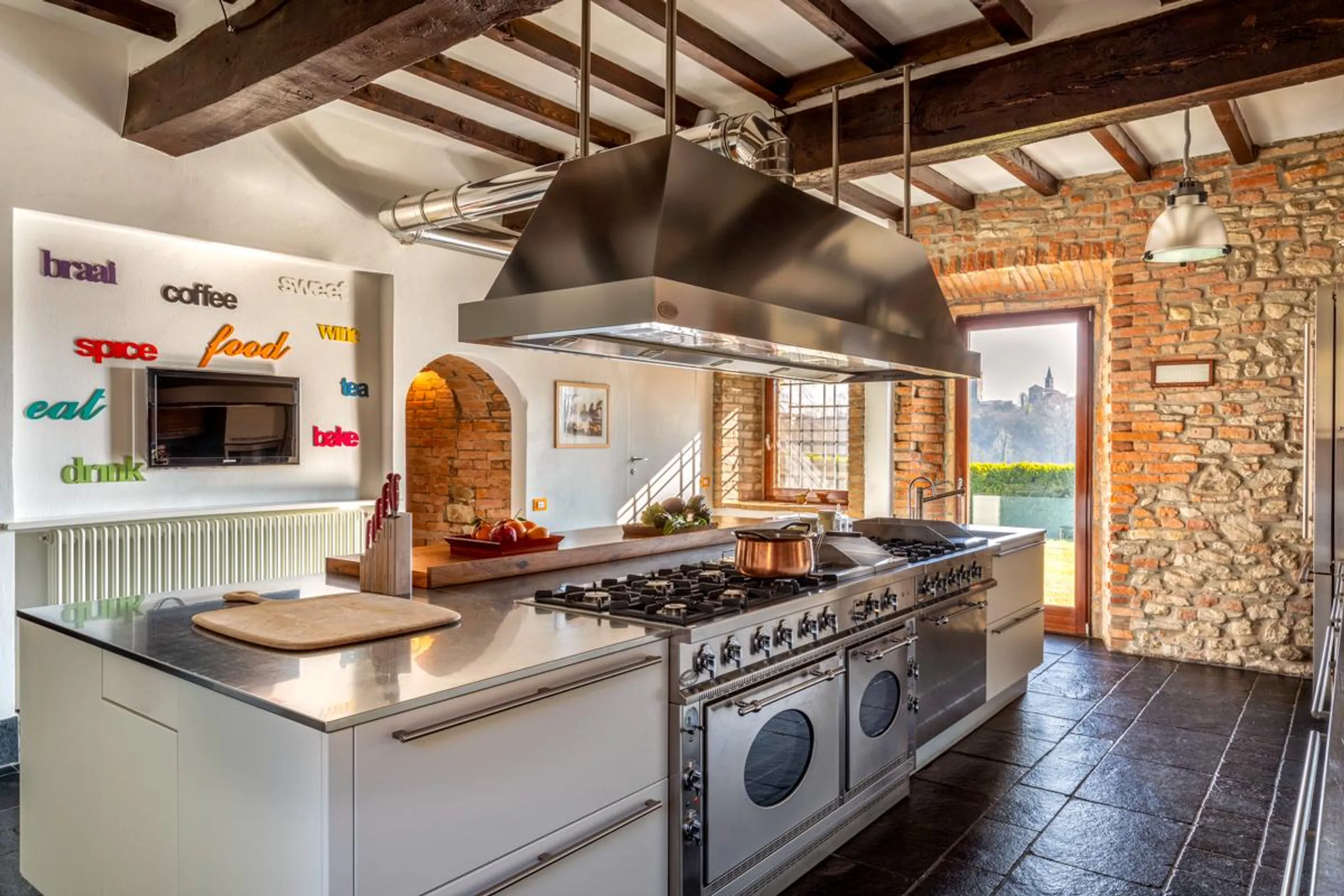 First-class Historic Villa with Pool and Panoramic Views of the Val Luretta — photograph 9