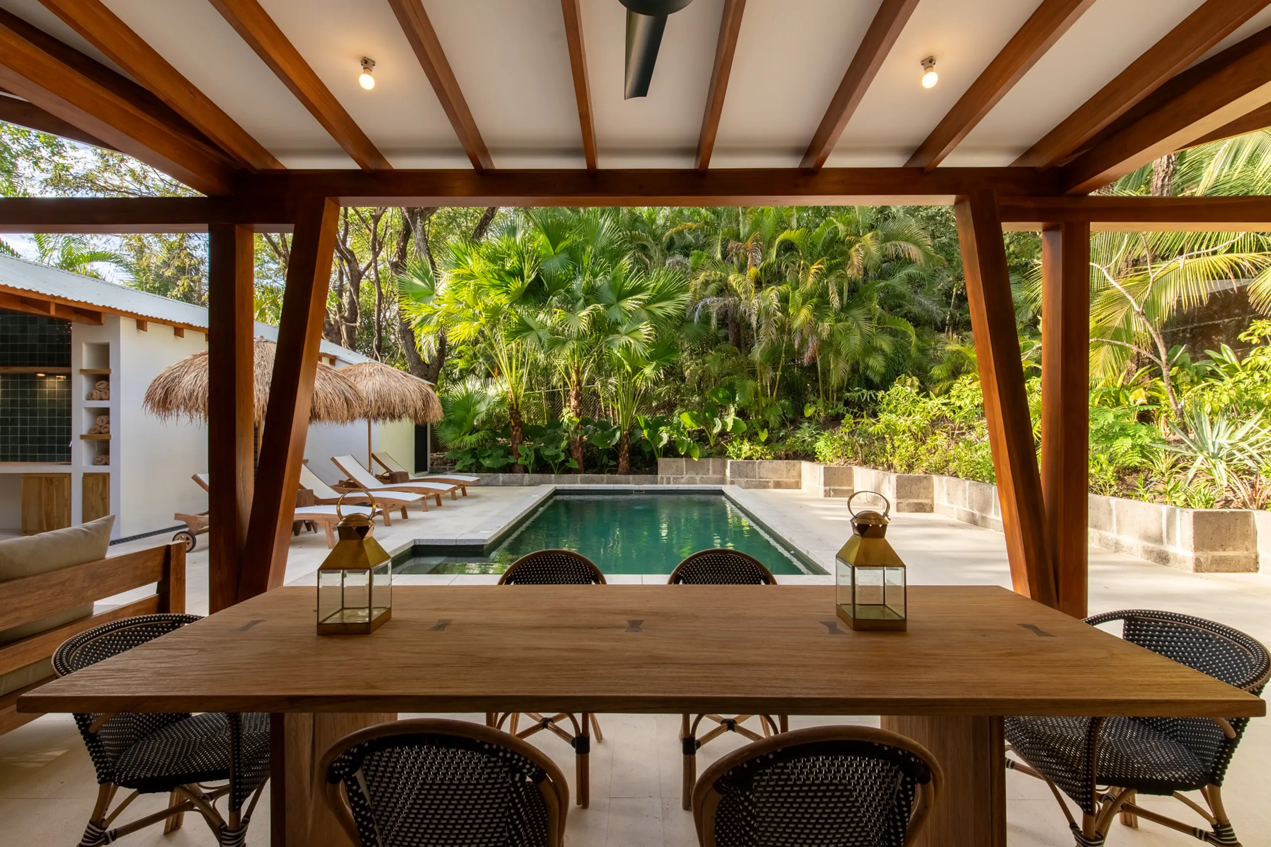 Modern Bali-Inspired Villa with Private Pool & Lush Privacy — photograph 5