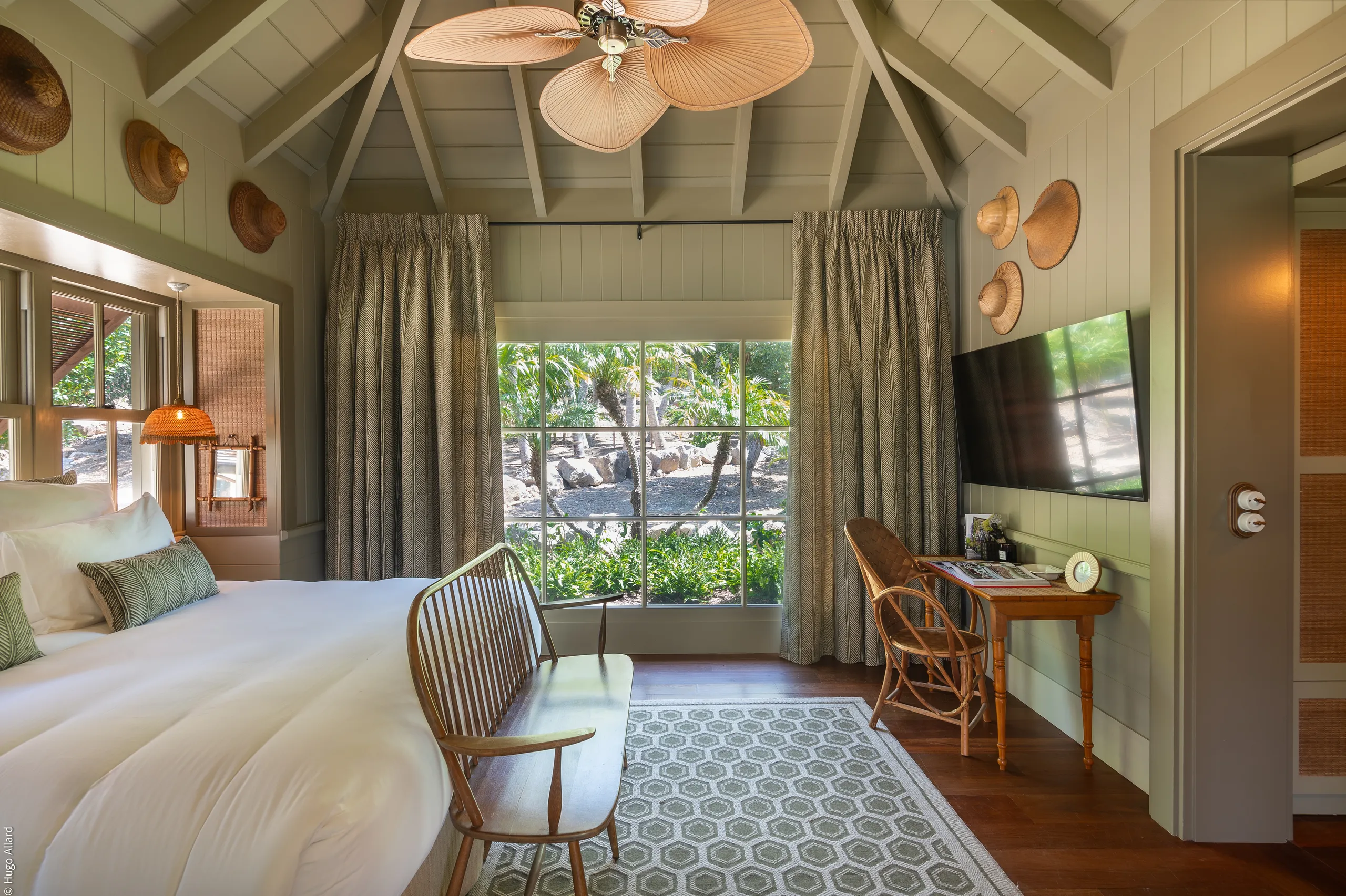 Classic-Meets-Modern Villa with Pool & Private Grounds — photograph 8