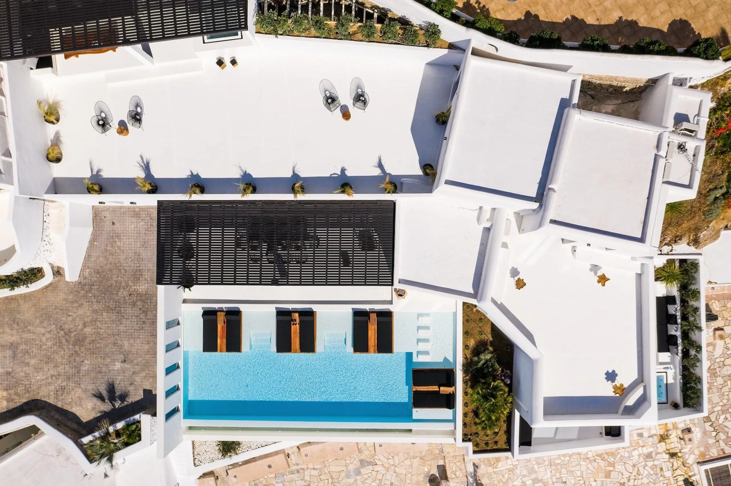 Abundant Mykonos Estate with Crystalline Pool and Jacuzzi — photograph 4