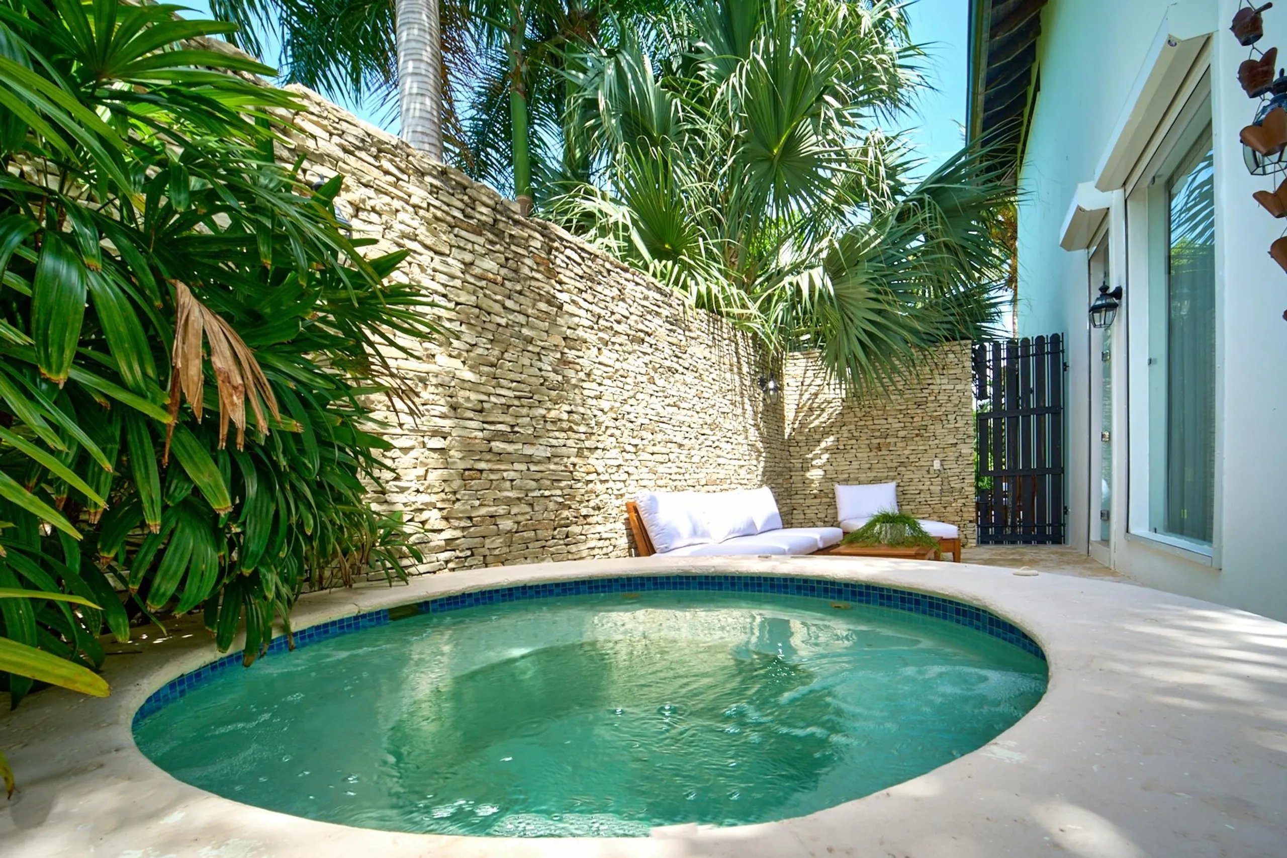 Elegant Boutique Villa with Private Pool, Lush Garden and Charming Gazebo — photograph 4