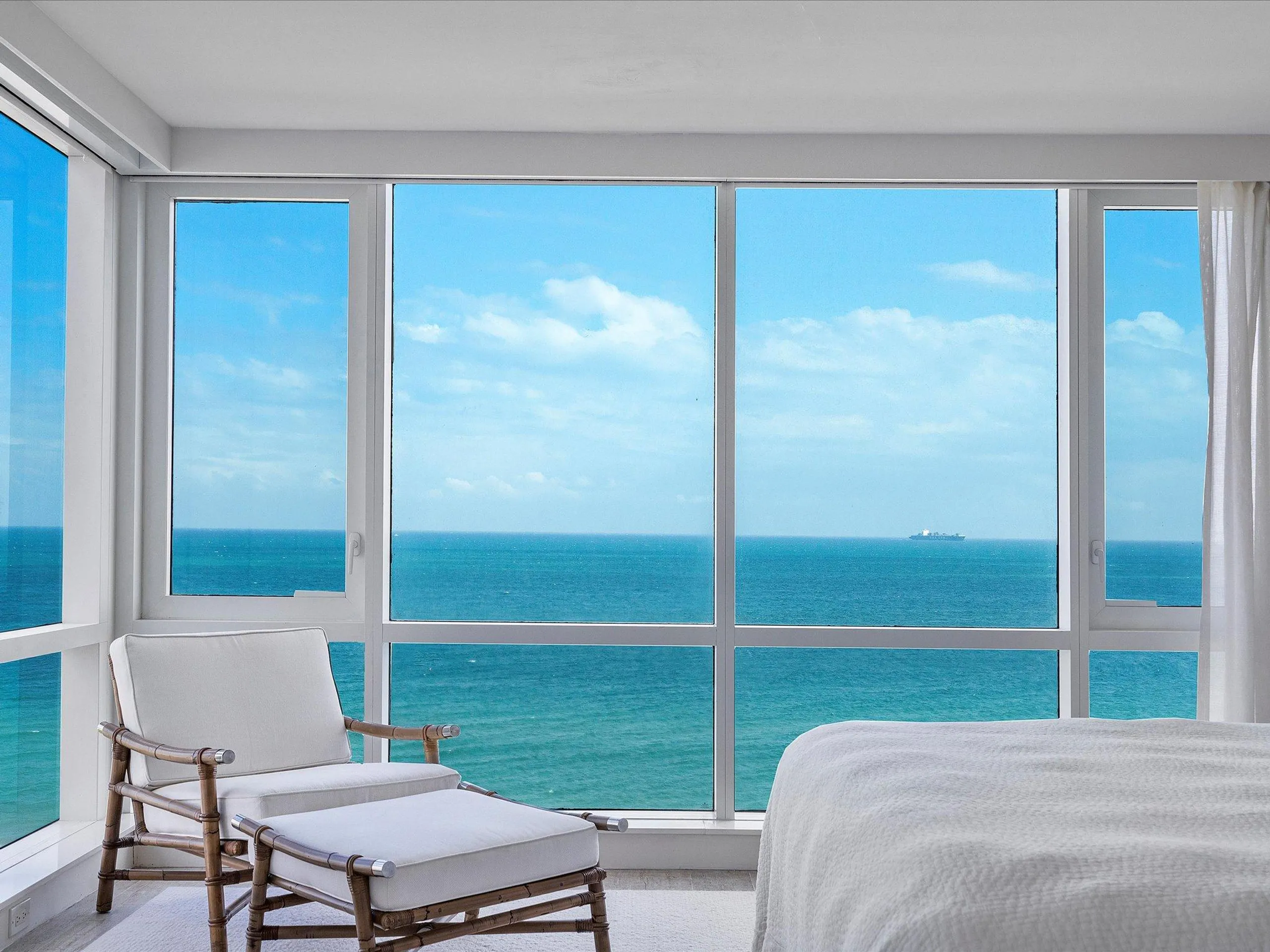 Deluxe Beachfront Retreat with Sun Deck — photograph 11