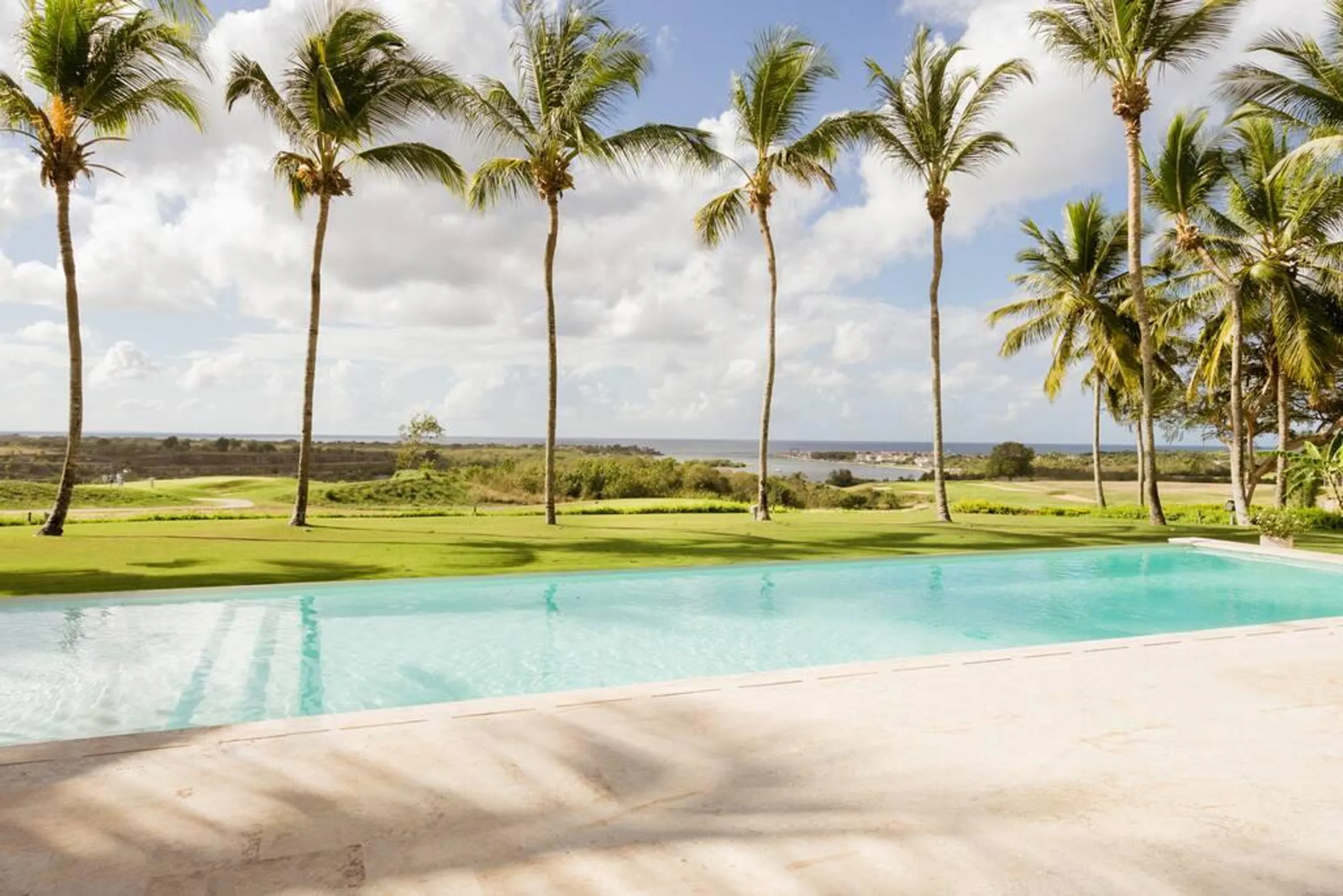 Princely Oceanside Villa with Private Pool and Panoramic Ocean Views — photograph 2