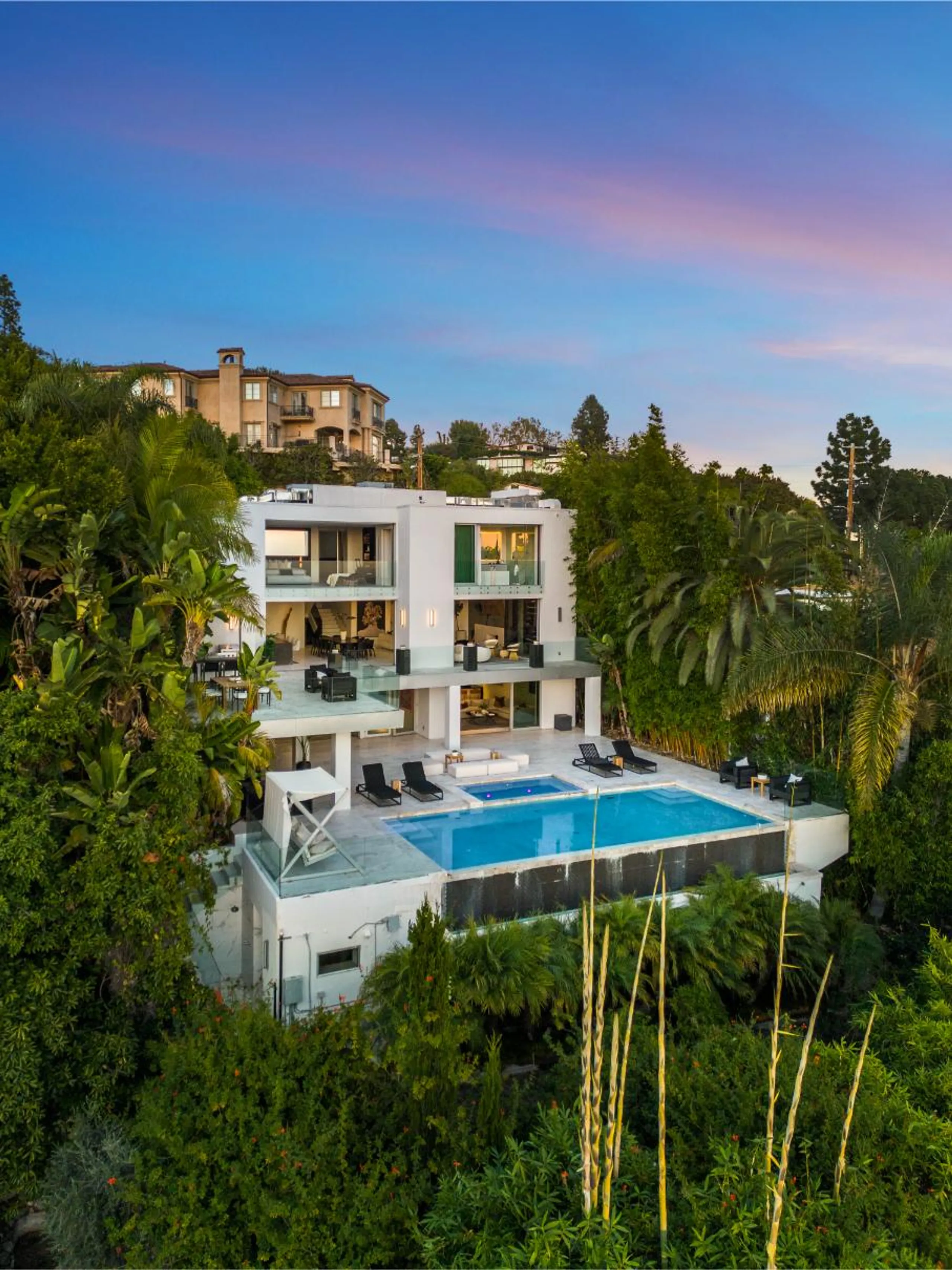 Contemporary Architectural Modern Estate with Infinity Pool and City Views — photograph 4