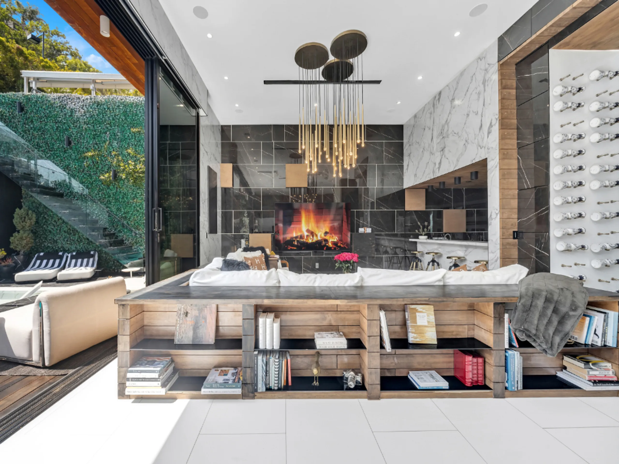 Regal 4BR Hollywood Villa with Amazing Amenities — photograph 4