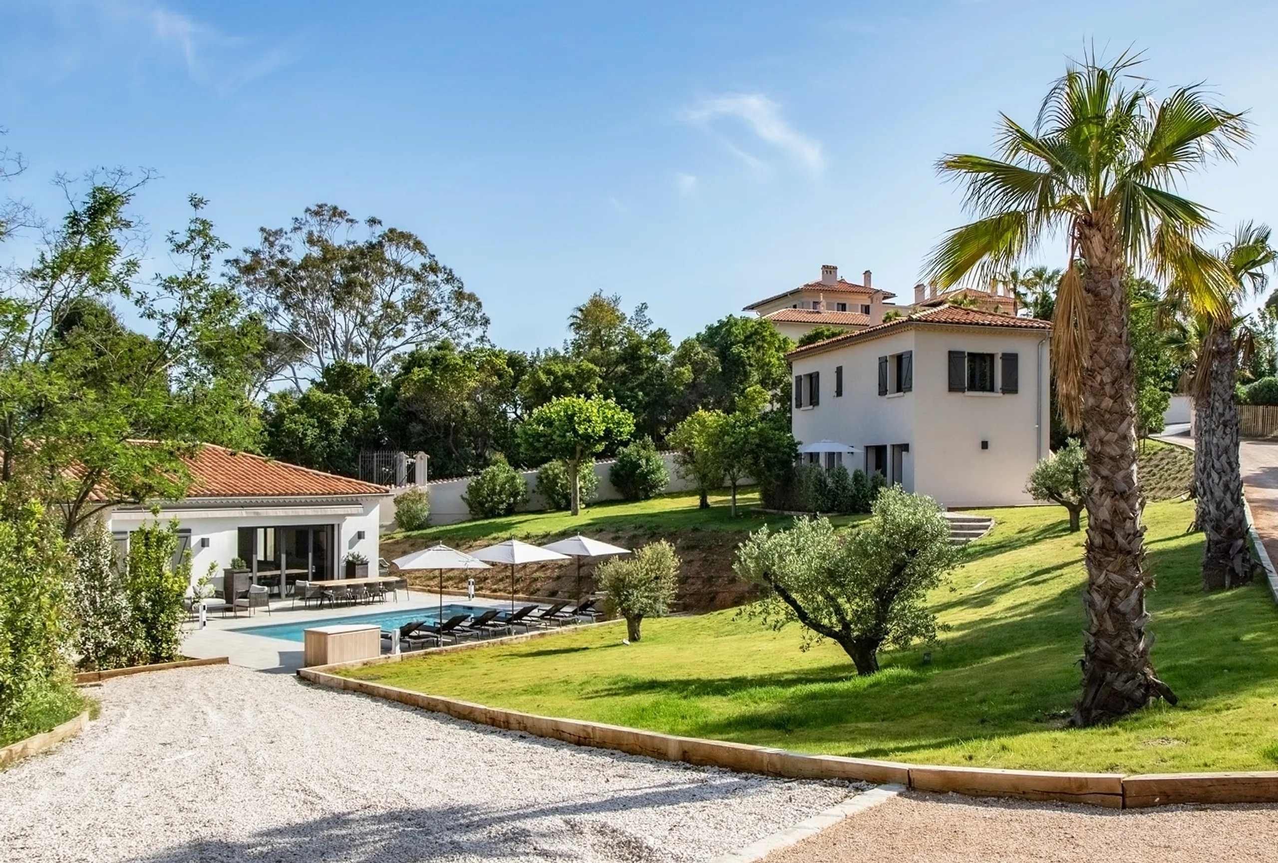 Exquisite 5BR Villa with Heated Pool and Mediterranean Garden — photograph 11